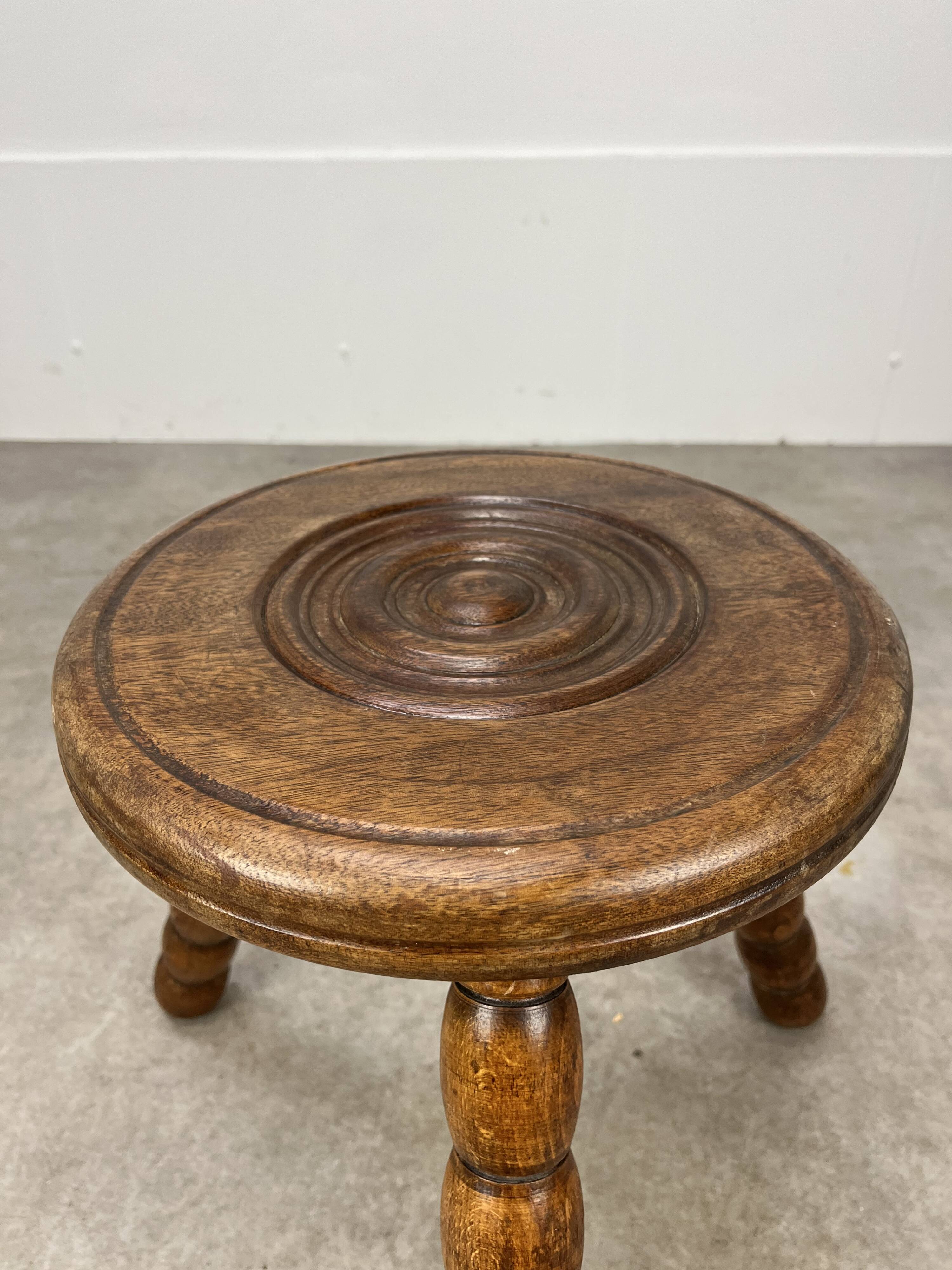 Tabouret tripode brutaliste dans le goût de Dudouyt