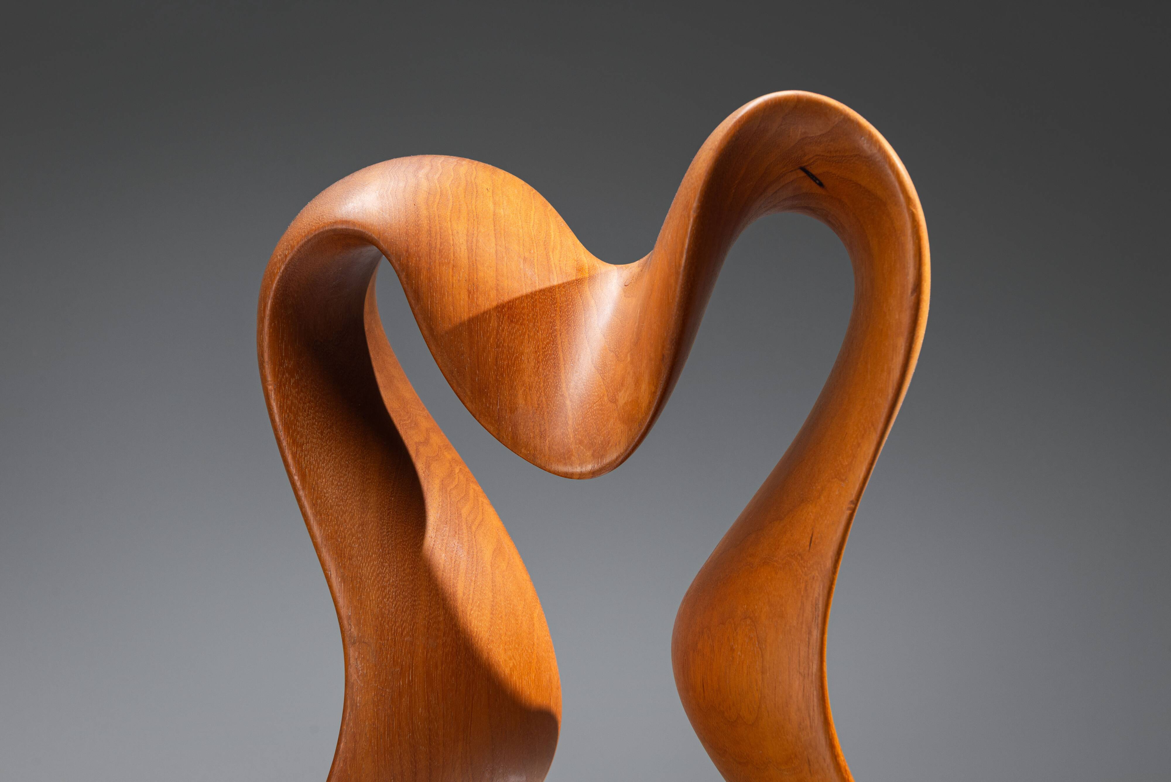 Sculpture abstraite avec des courbes organiques fluides.