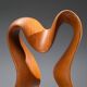 Sculpture abstraite avec des courbes organiques fluides.