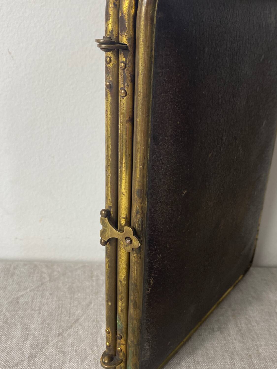 Miroir de barbier, triptyque cuir et laiton