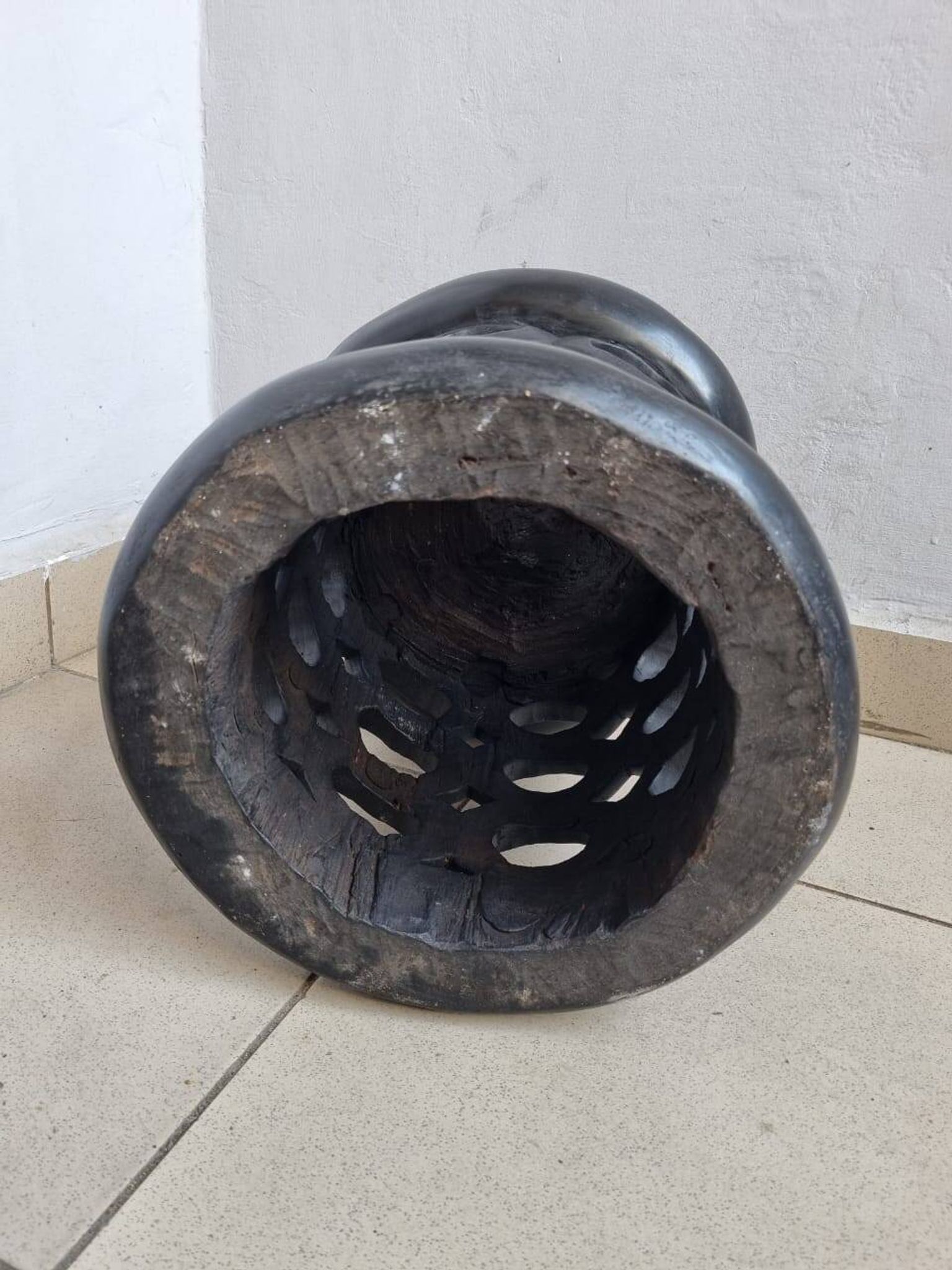 Bamiléké black stool in carved wood with rings – 33 × 35 cm