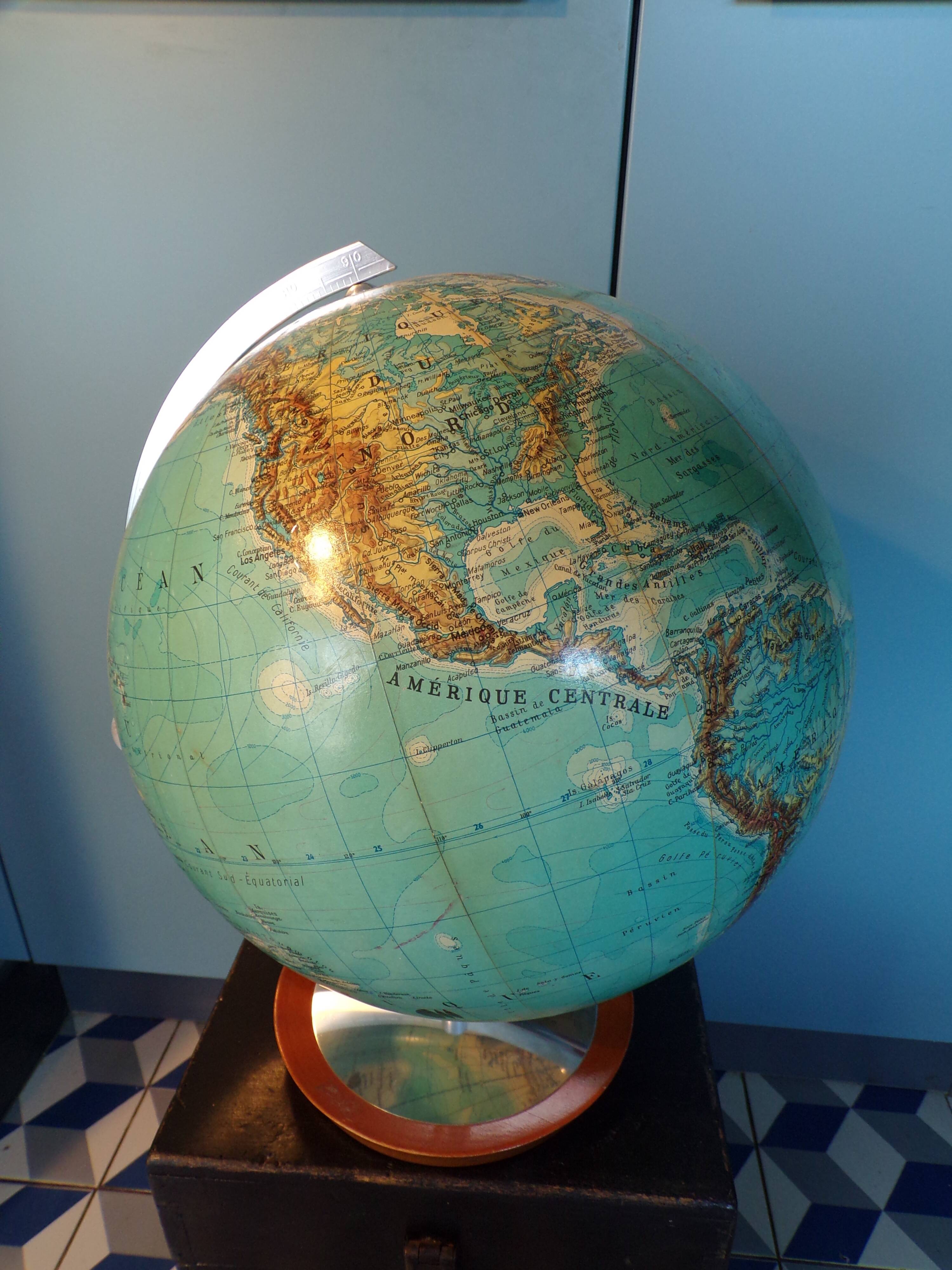 Vintage JRO 1970 globe