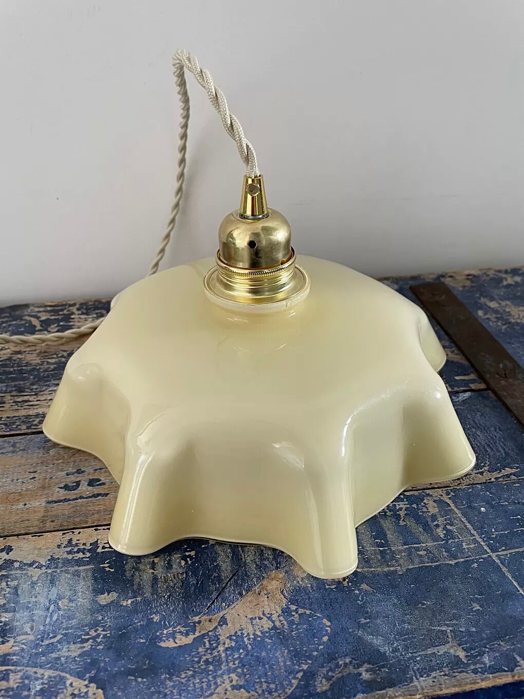 Beige opaline suspension