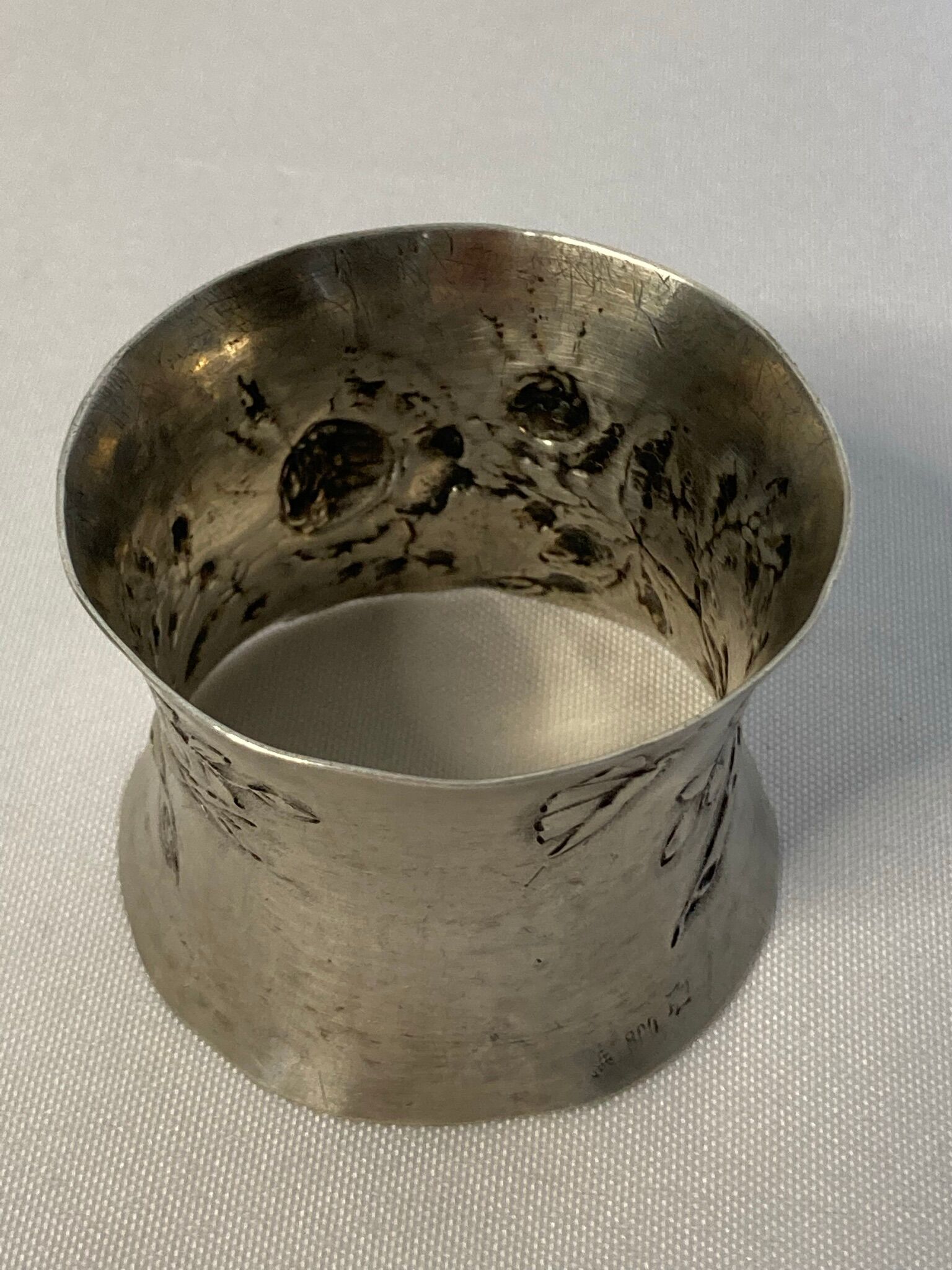 Art Nouveau round silver towel decoration of flowers around 1900