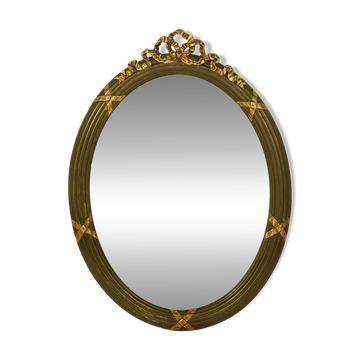 Faceted wall mirror in neoclassical Gustavian style, oval, in gilded wood, Italy, 1900s.