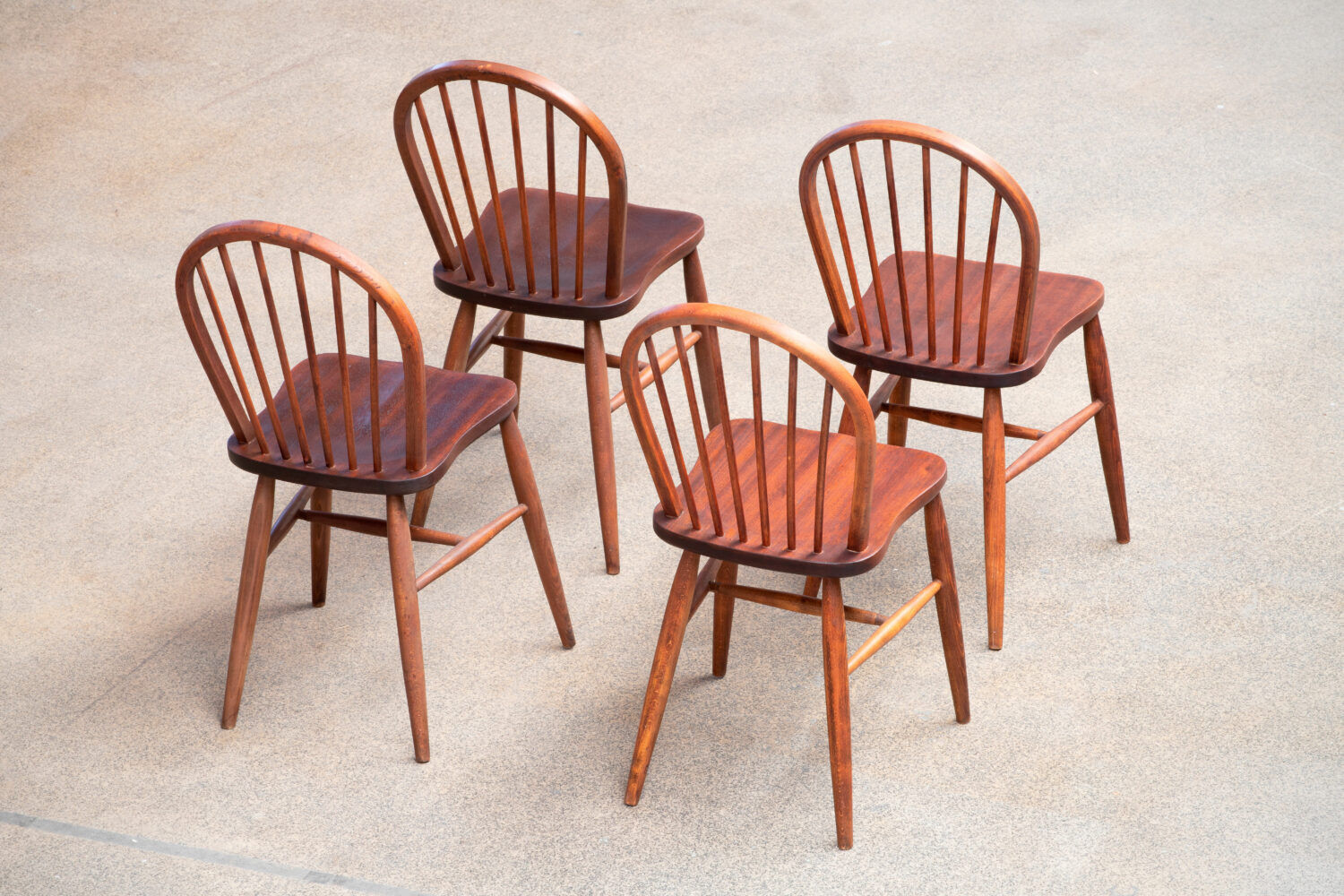 Série de 4 chaises scandinaves à dossier baton 1960