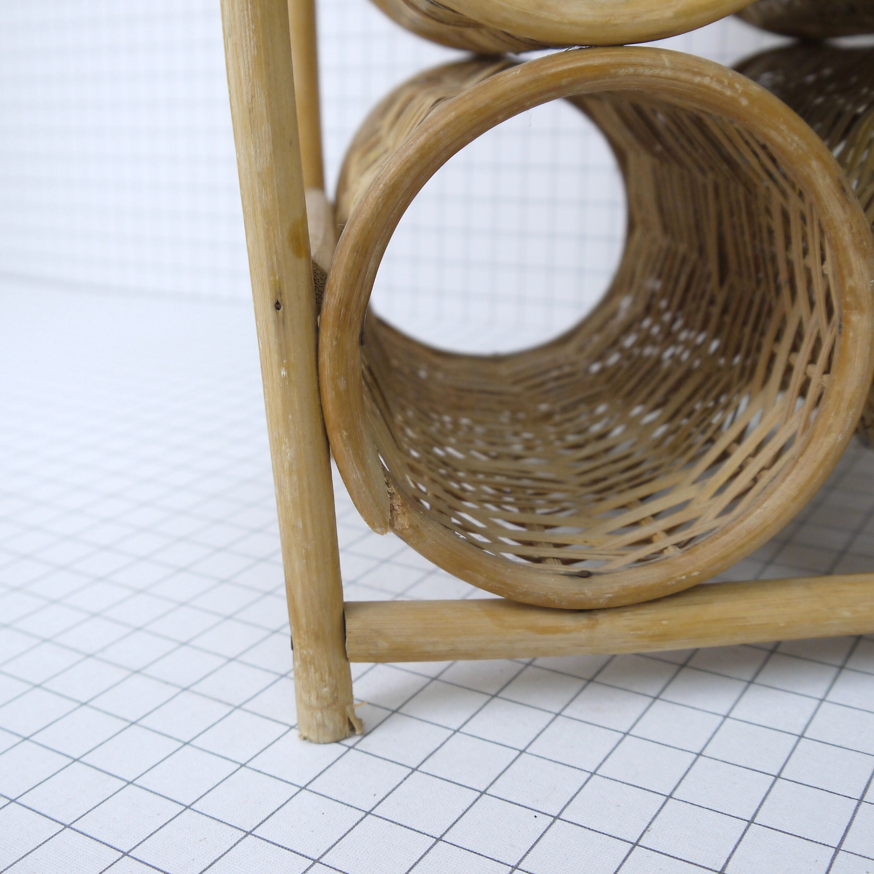 Bottle rack in wicker and rattan
