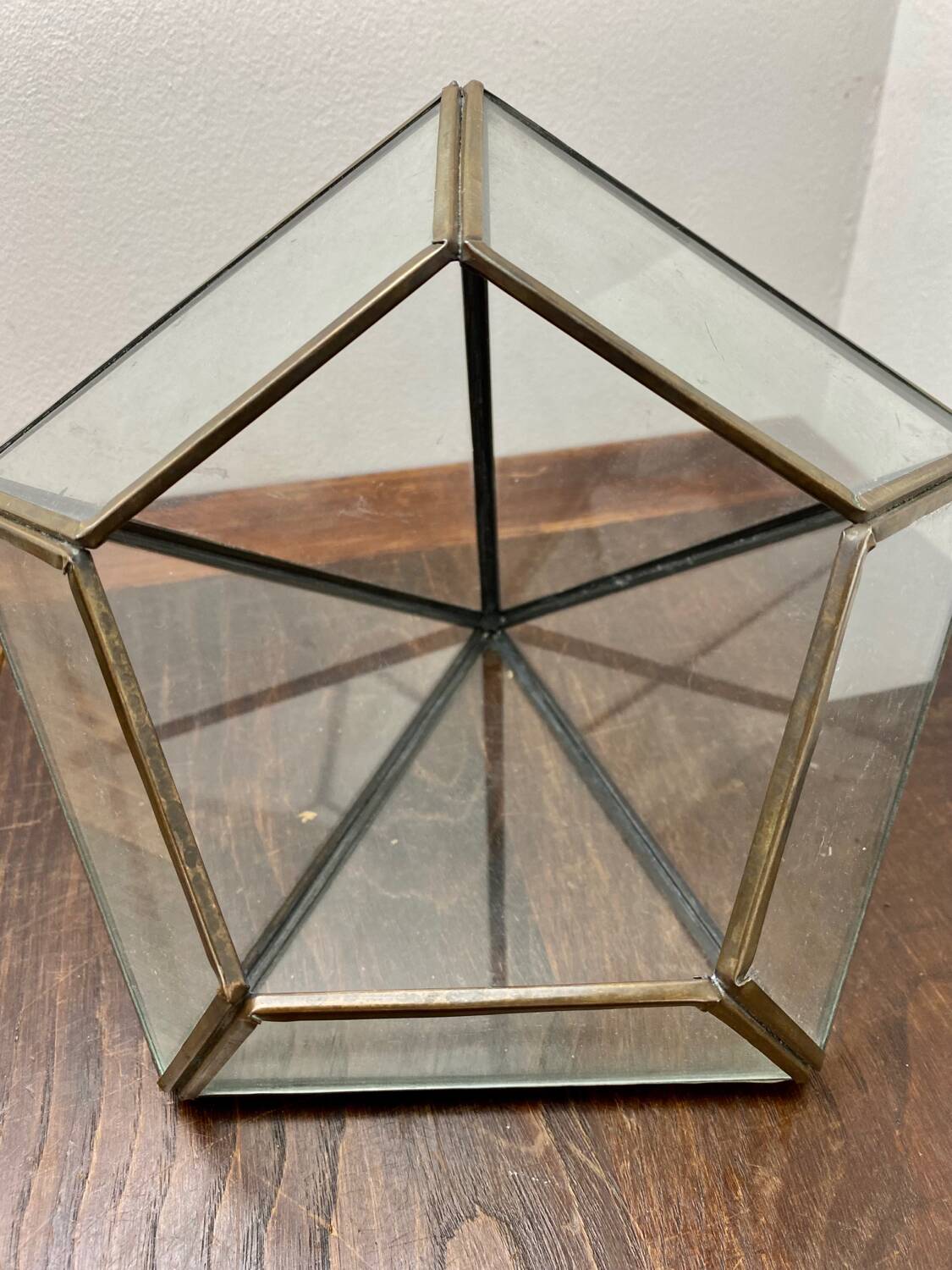 Vitrine pyramidale en laiton