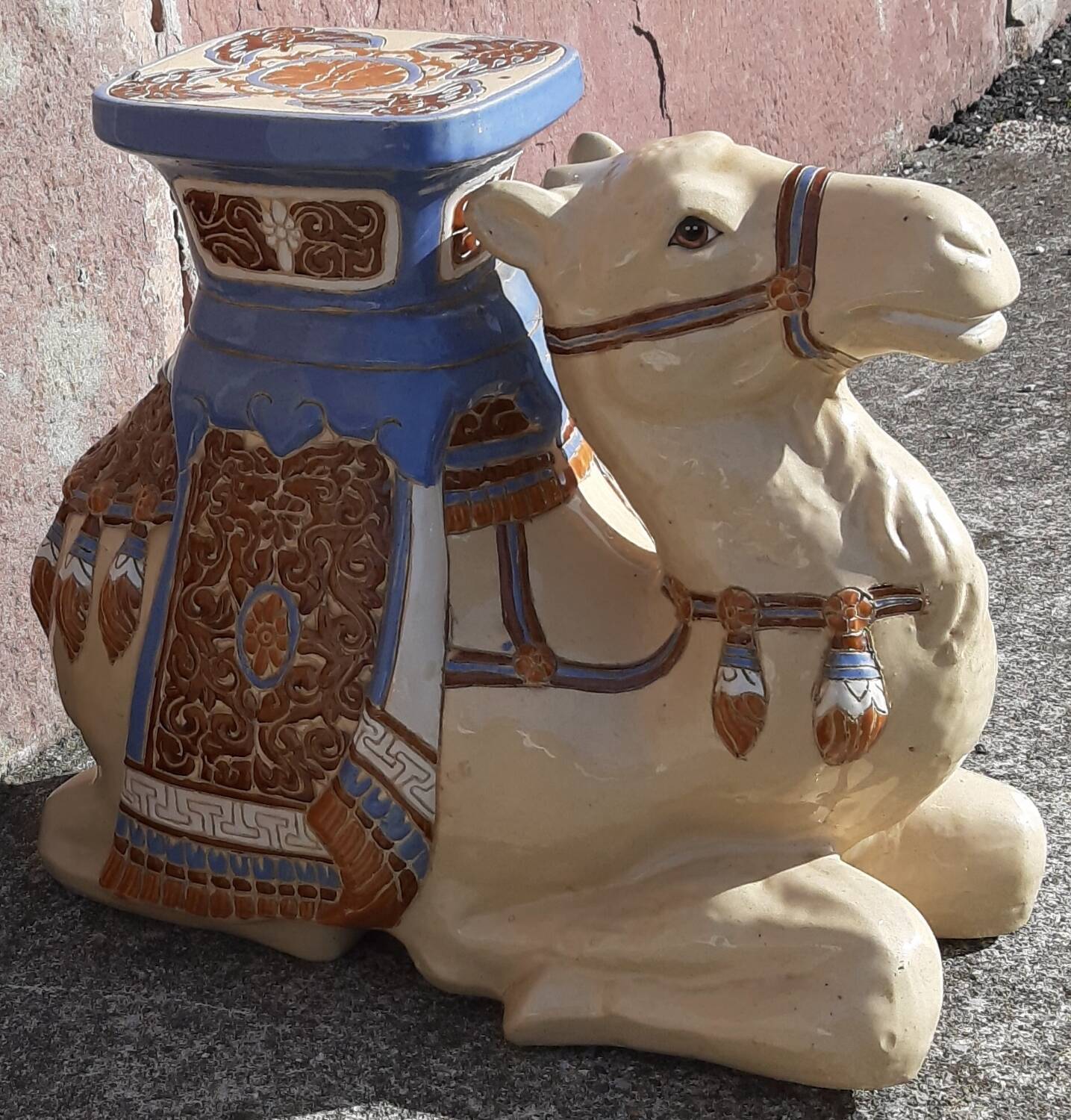 Camel side table in ceramic