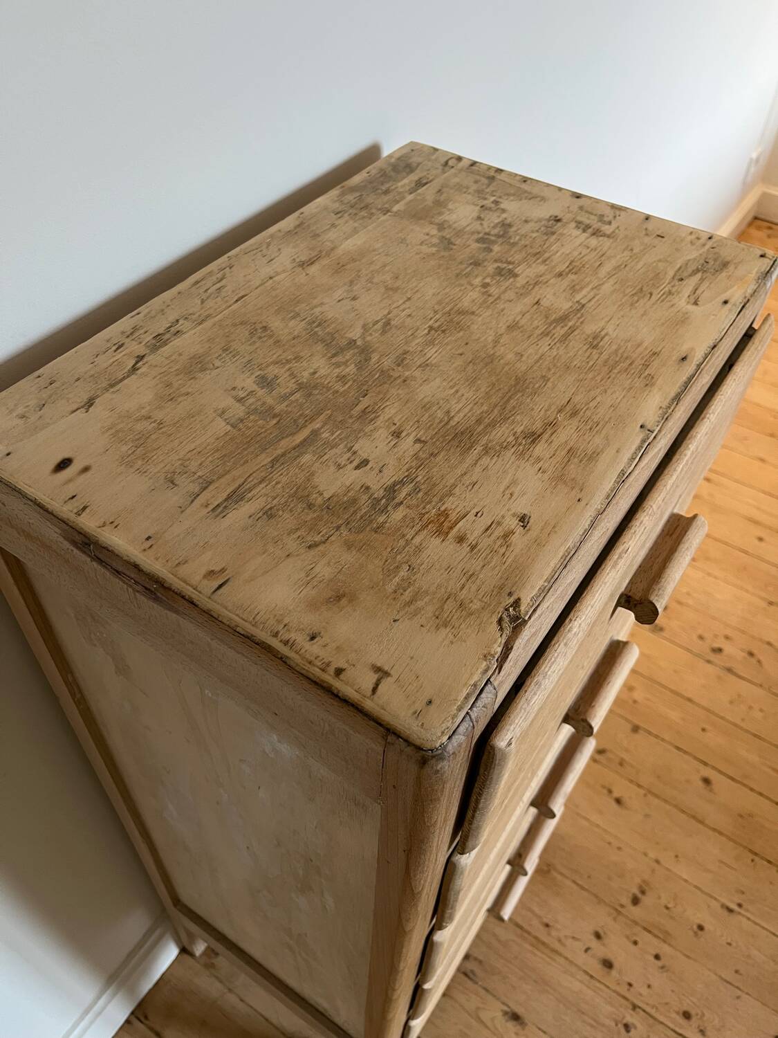 Vintage 5-drawer chest of drawers in waxed solid pine.