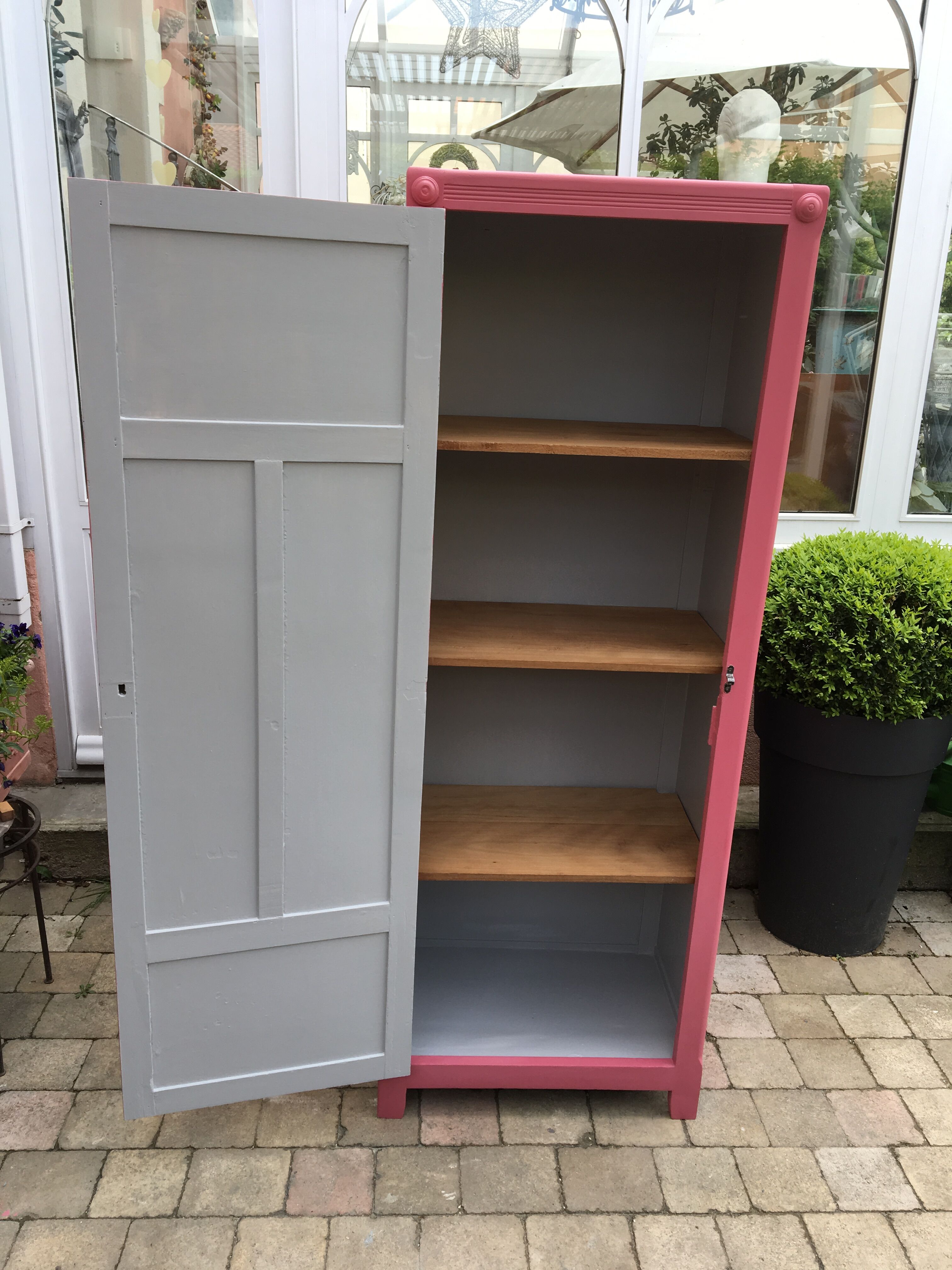 Parisian wardrobe bonnetière