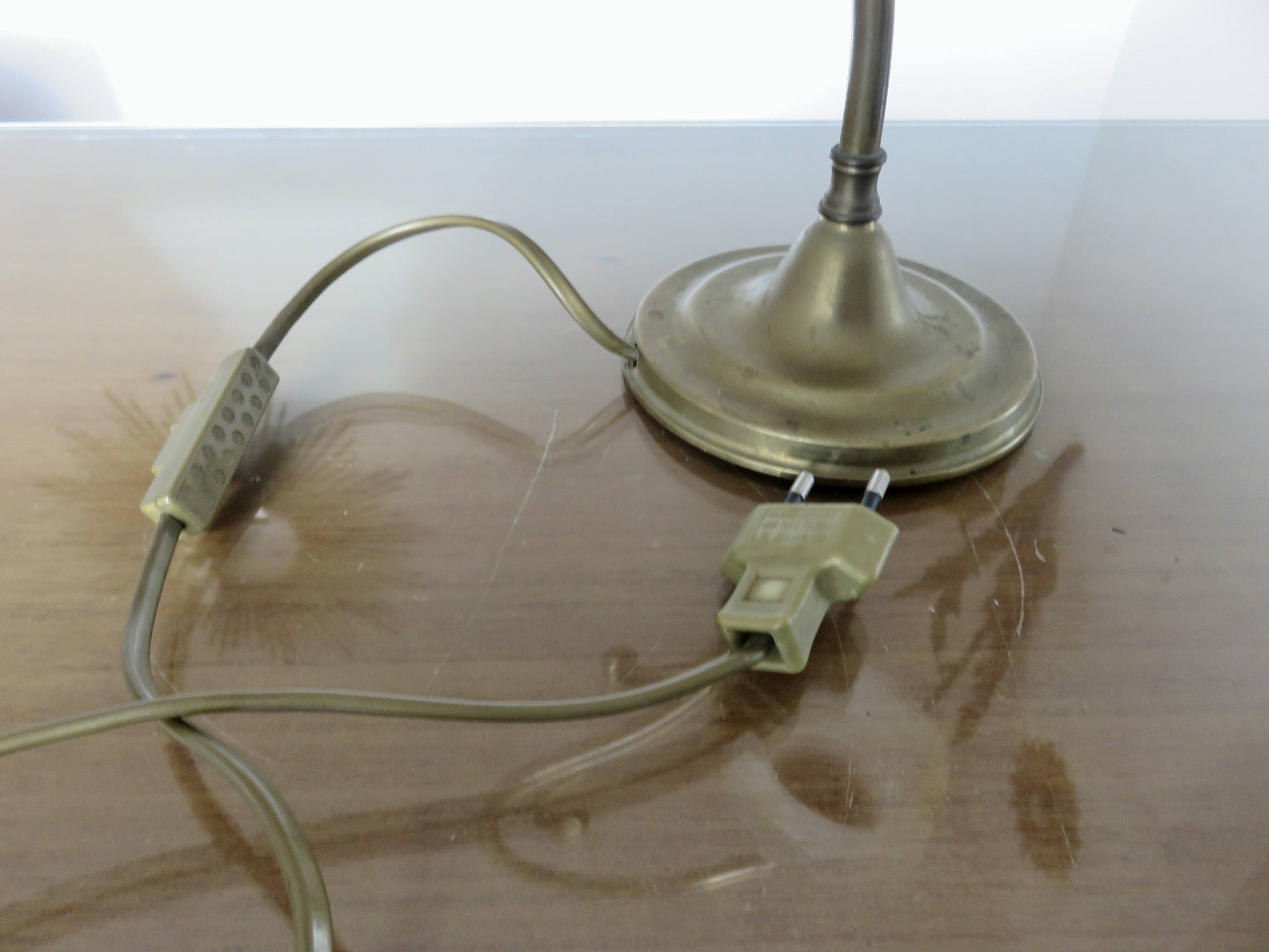 Art Nouveau lamp in brass and frosted glass