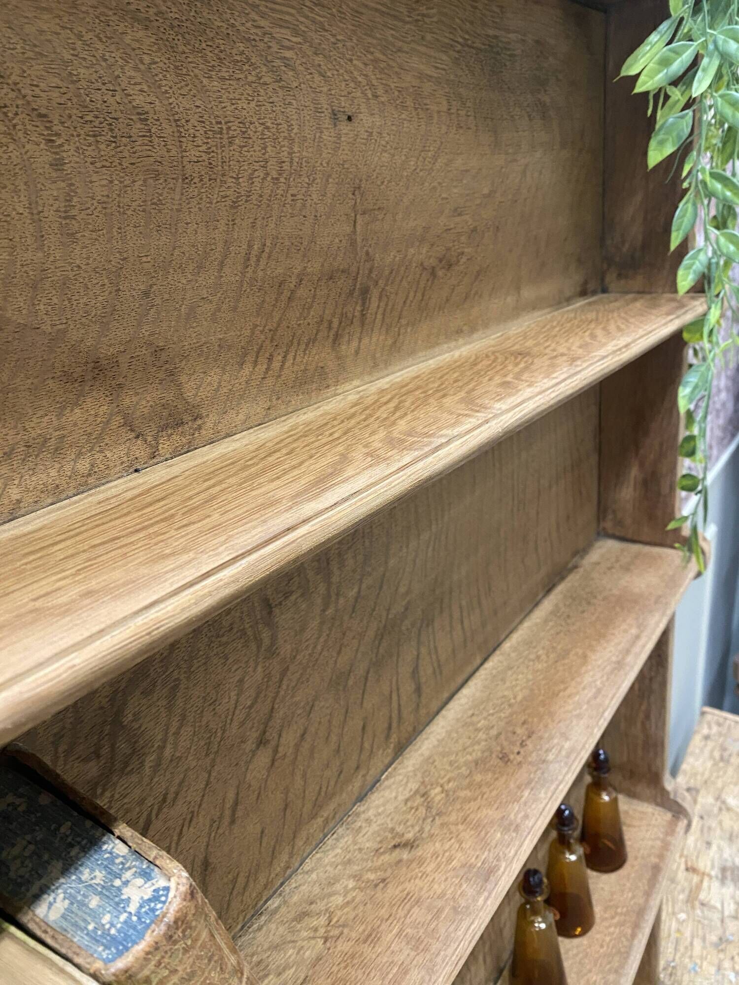 Wall shelf in oak