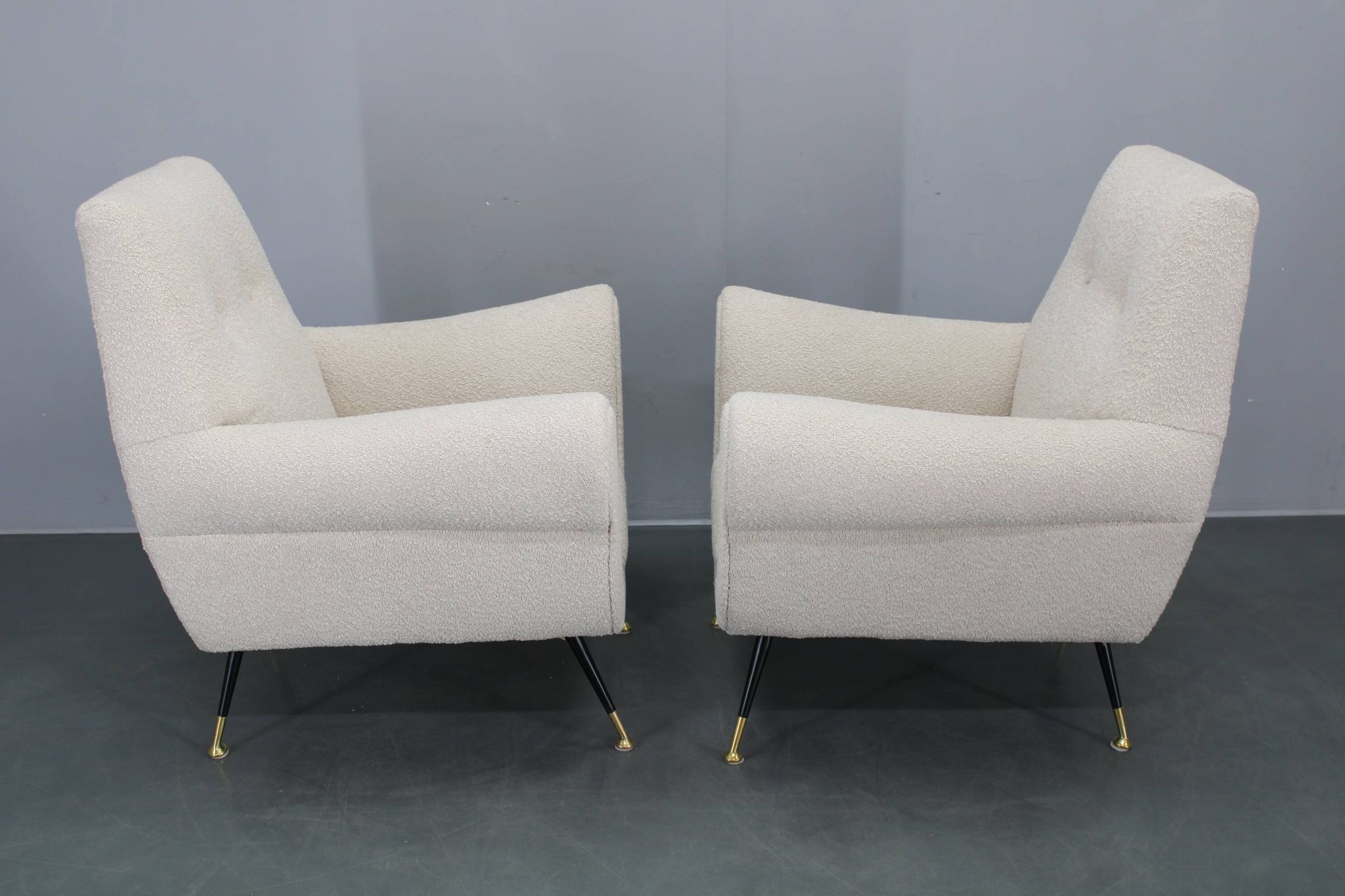 Paire de fauteuils bouclés italiens du milieu du siècle, pieds en fer et laiton, années 1950