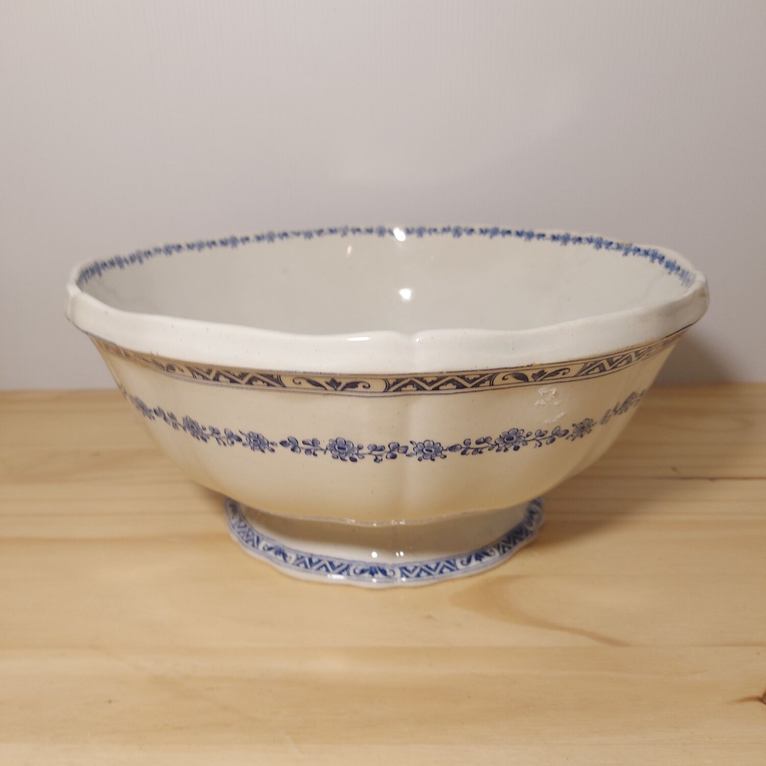 Antique salad bowl in gien
