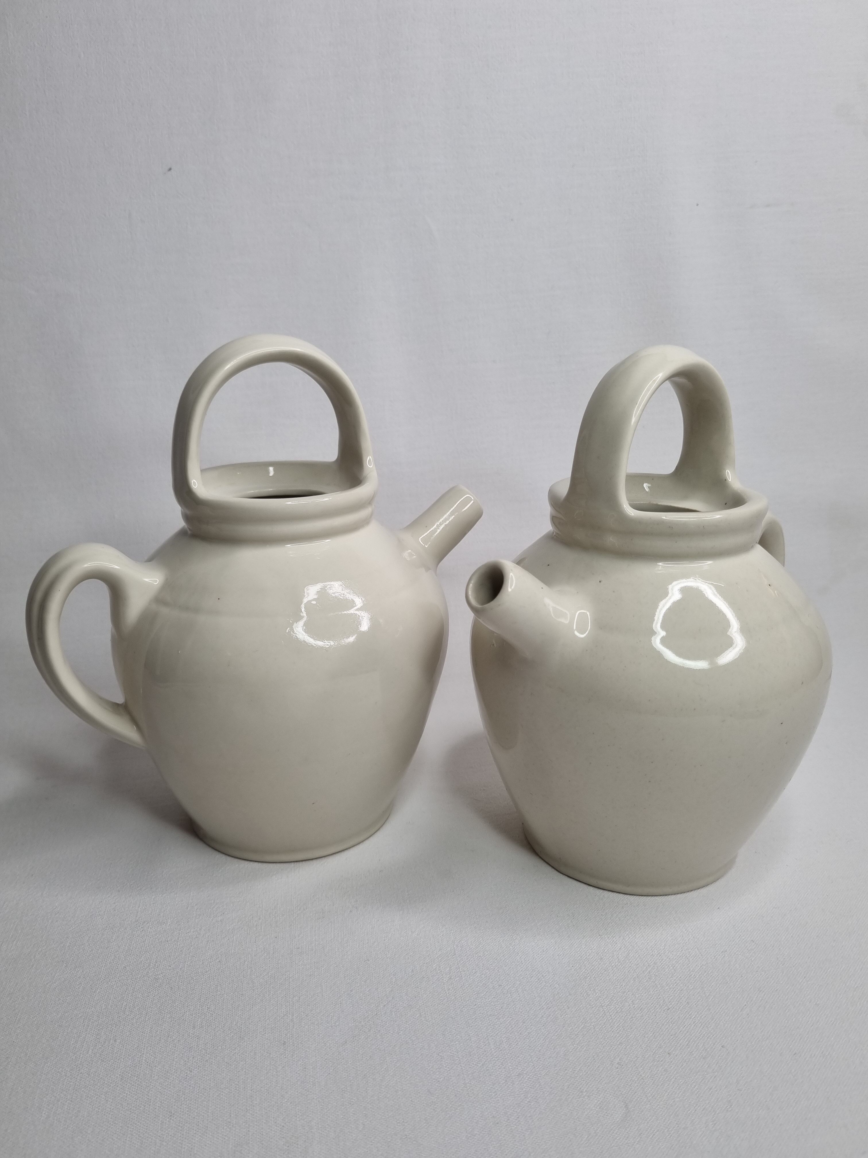 Paire de pichets en grès émaillé blancs, Digoin, 21 cm