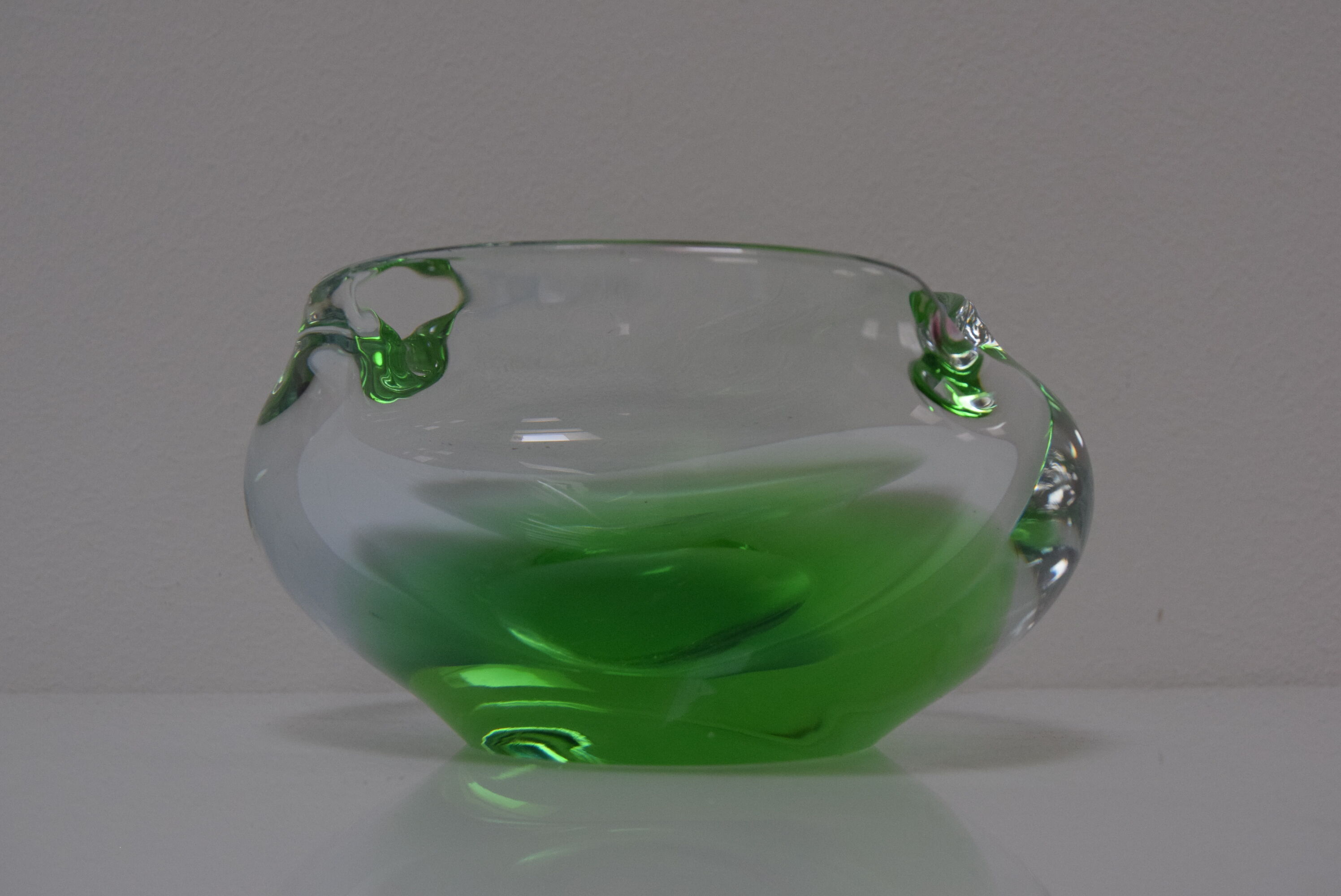 Cendrier du milieu du siècle en verre métallurgique, par Glasswork Novy Bor, années 1960.