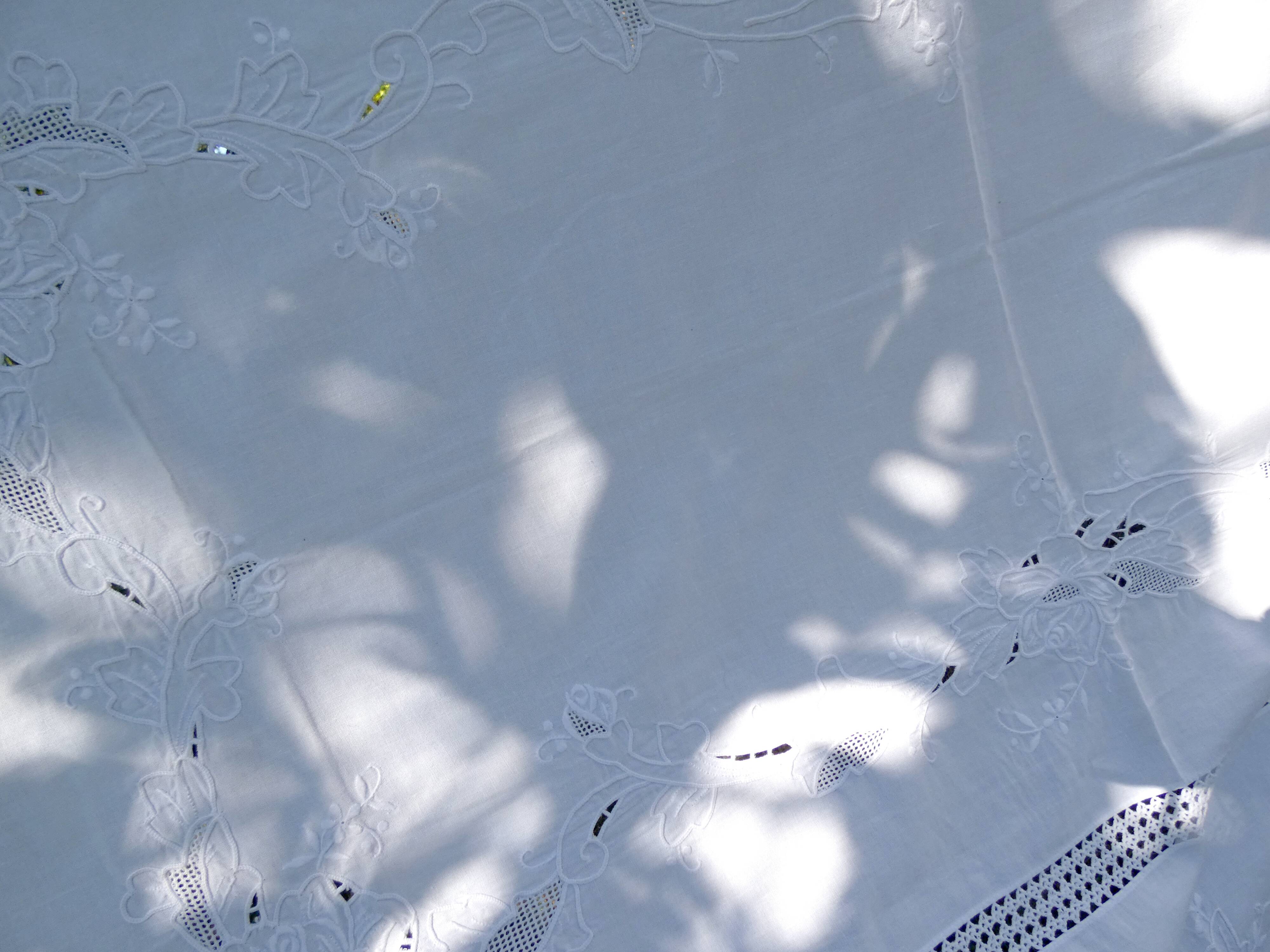 Ancienne nappe blanche brodée rectangulaire 150 x 100 cm