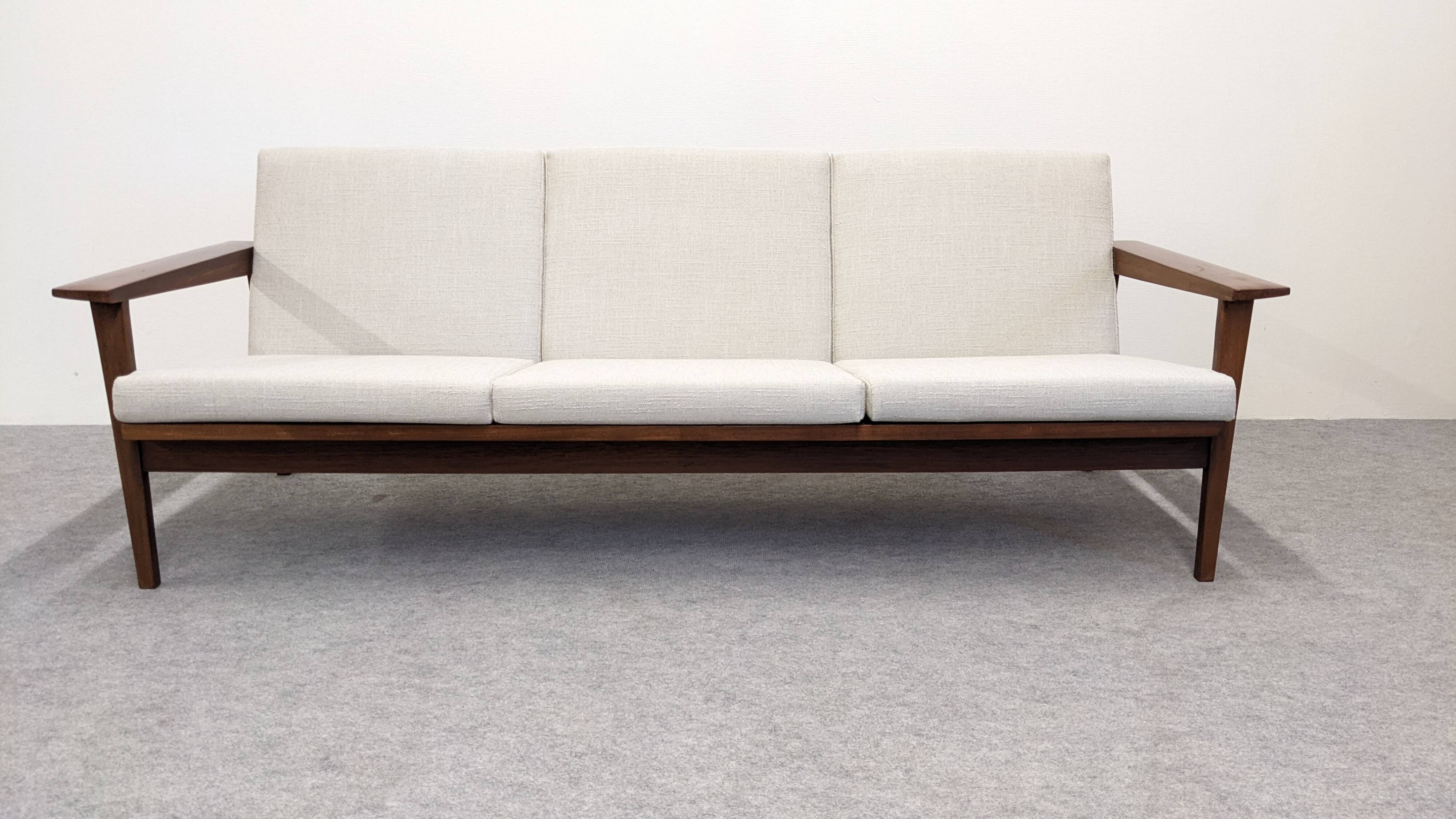Salon, canapé et fauteuils, de style scandinave en teck, France vers 1950
