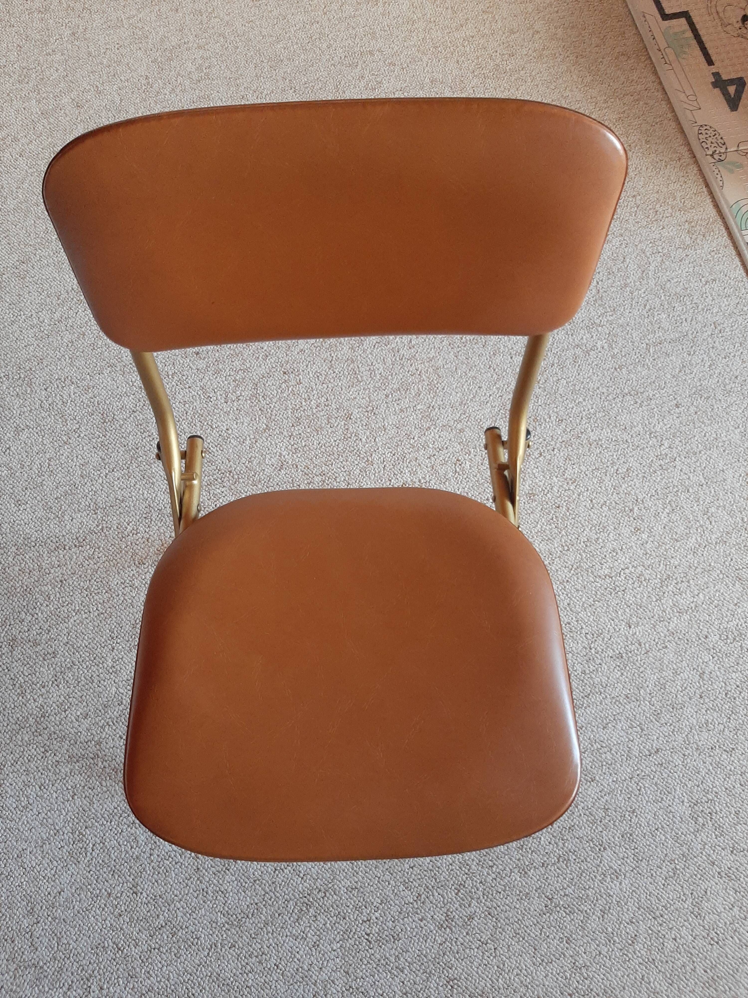 Chaise pliante structure tube et simili cuir