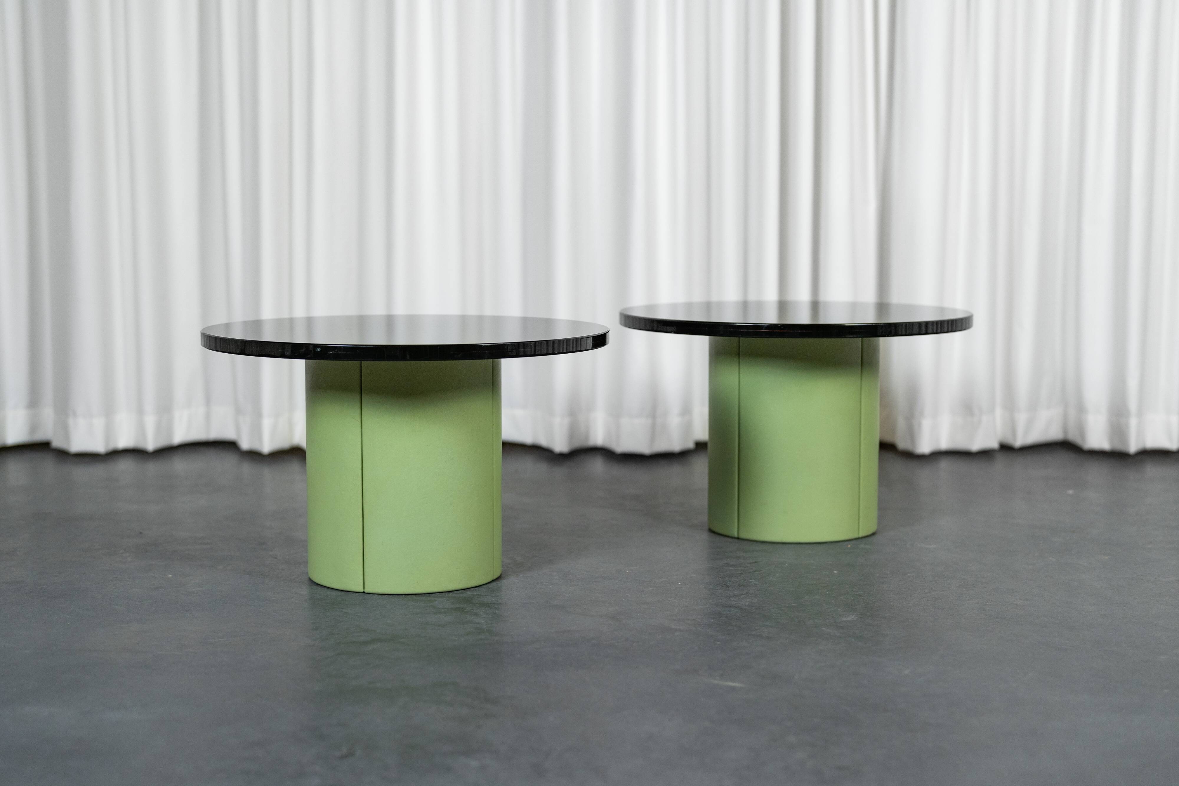 2 tables basses en cuir et plexiglas