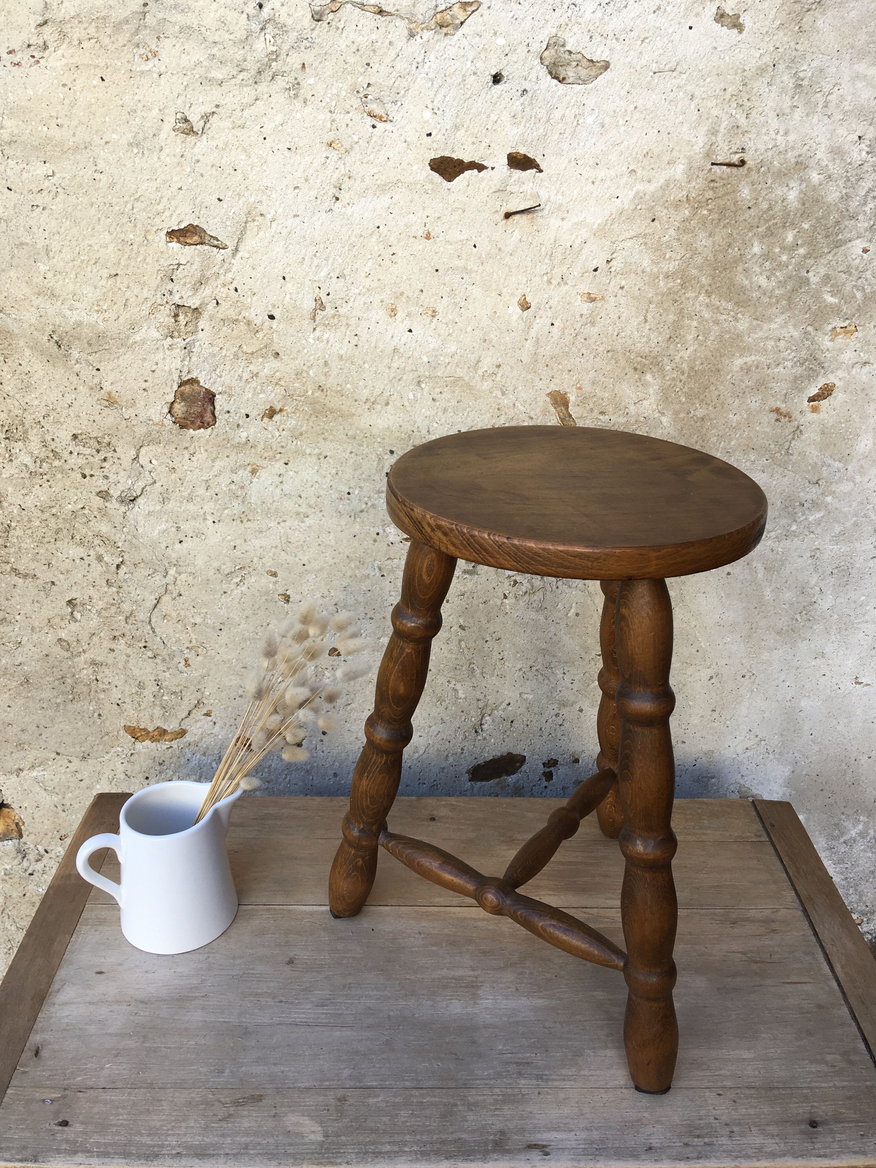 Tabouret de ferme tripode en bois tourné