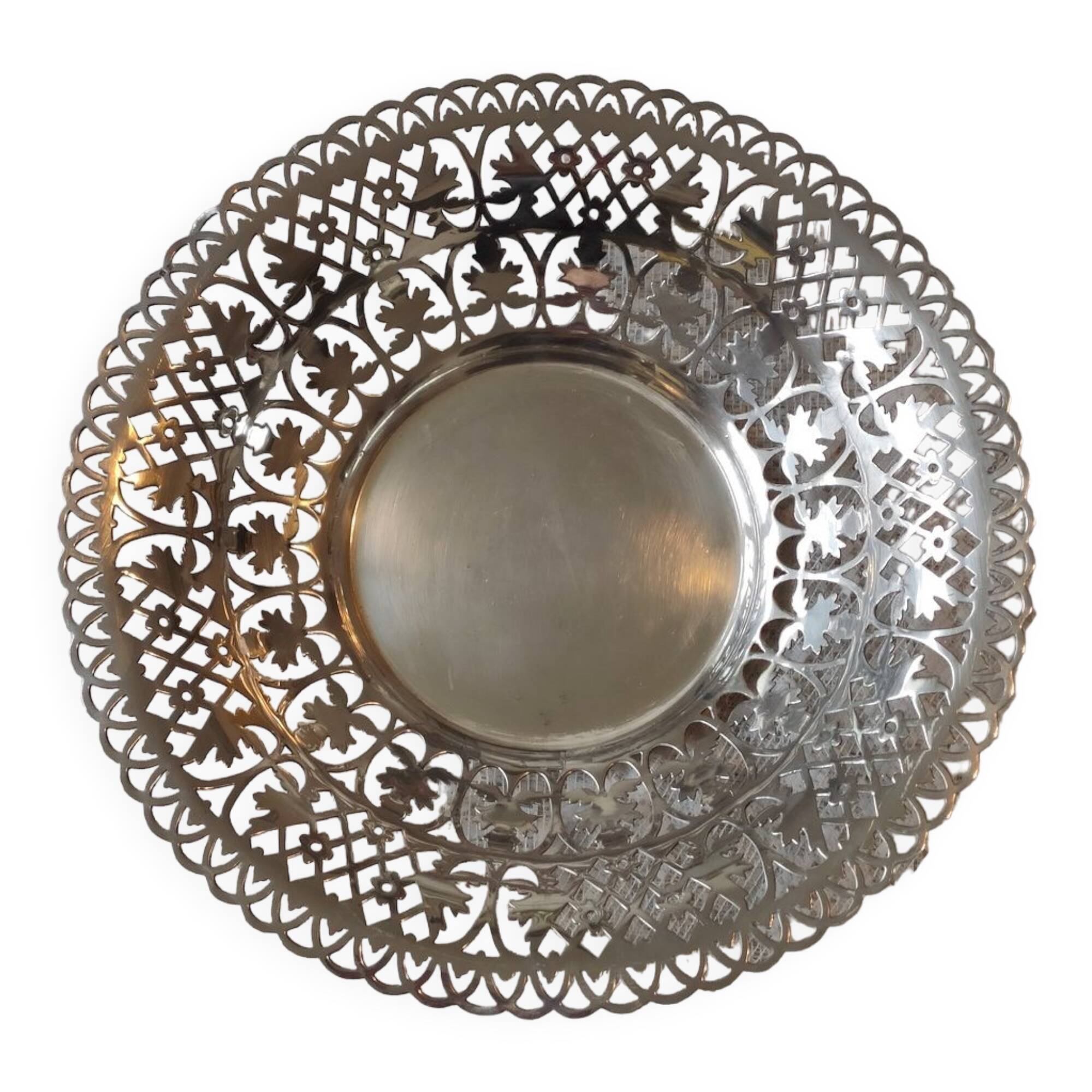 Openwork silver metal cut