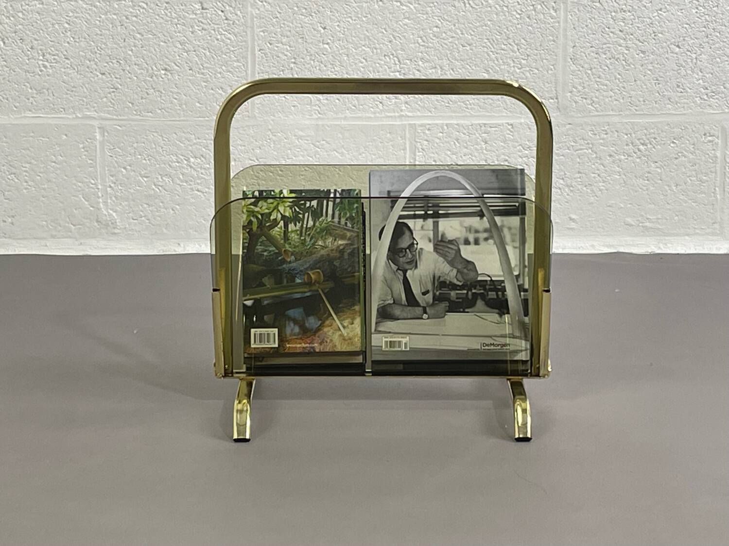 Magazine holder in brass and glass