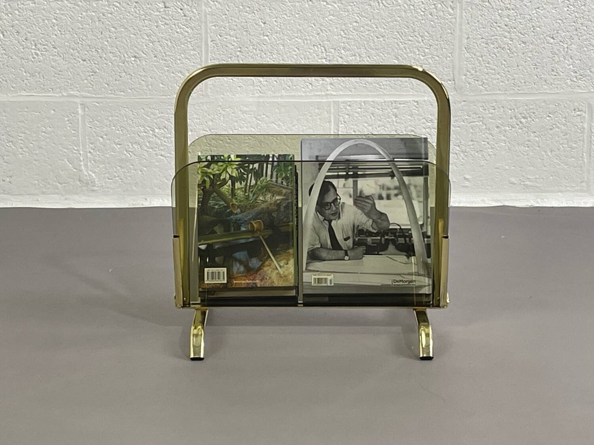 Porte revue en laiton et verre