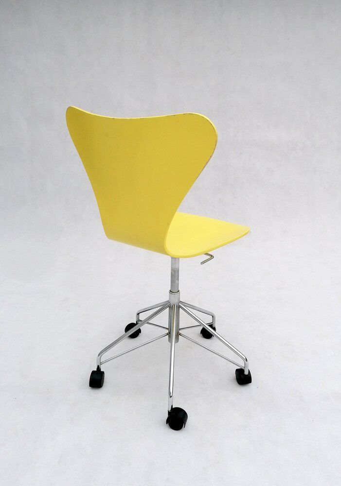 Model 3117 office swivel chair in yellow by Arne Jacobsen for Fritz Hansen, 1995