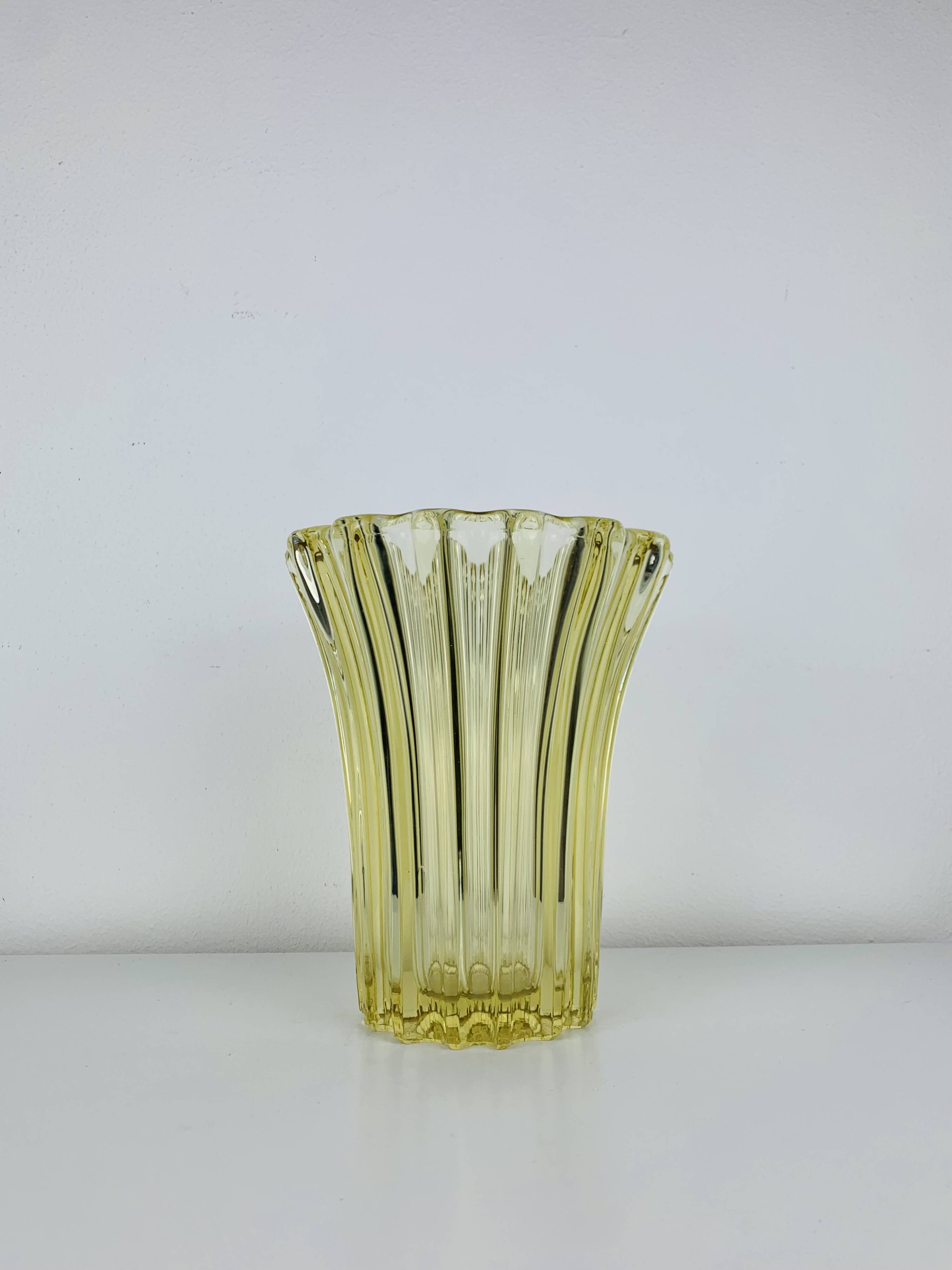 Vase art déco par Pierre D'Avesn, verre jaune