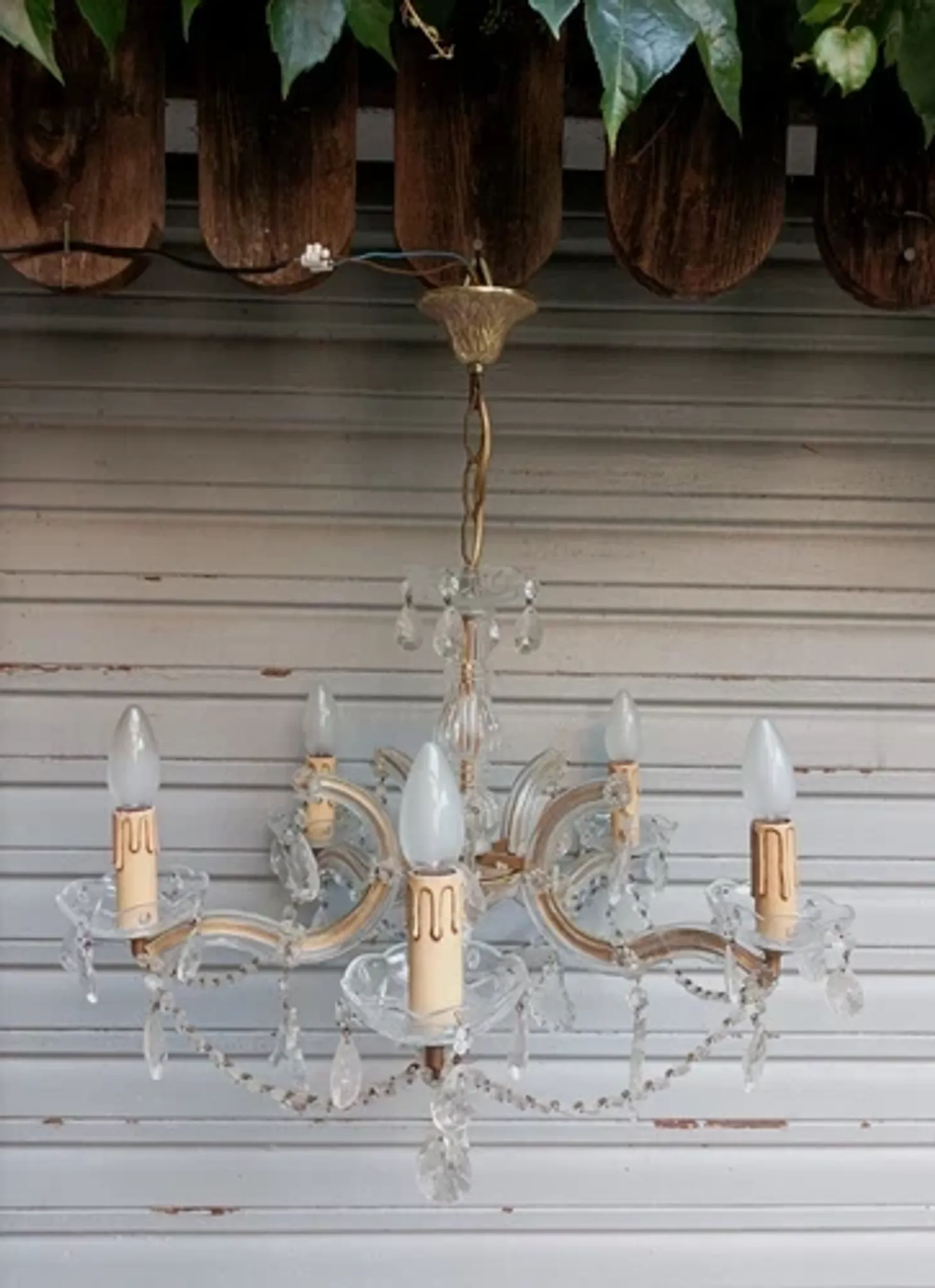 Very beautiful Venetian chandelier with 5 lights / complete and in working condition.