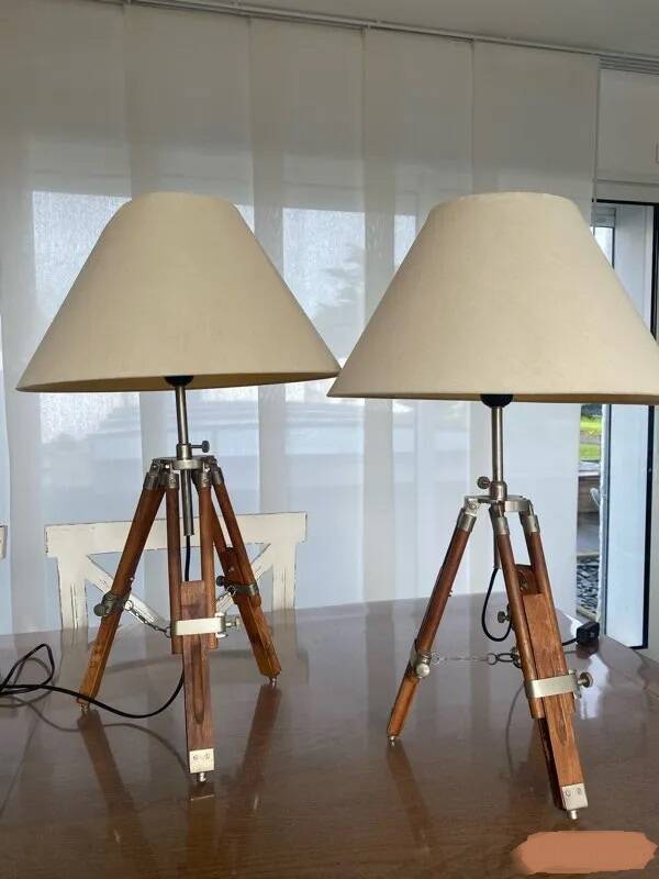 2 adjustable lamps on vintage tripods