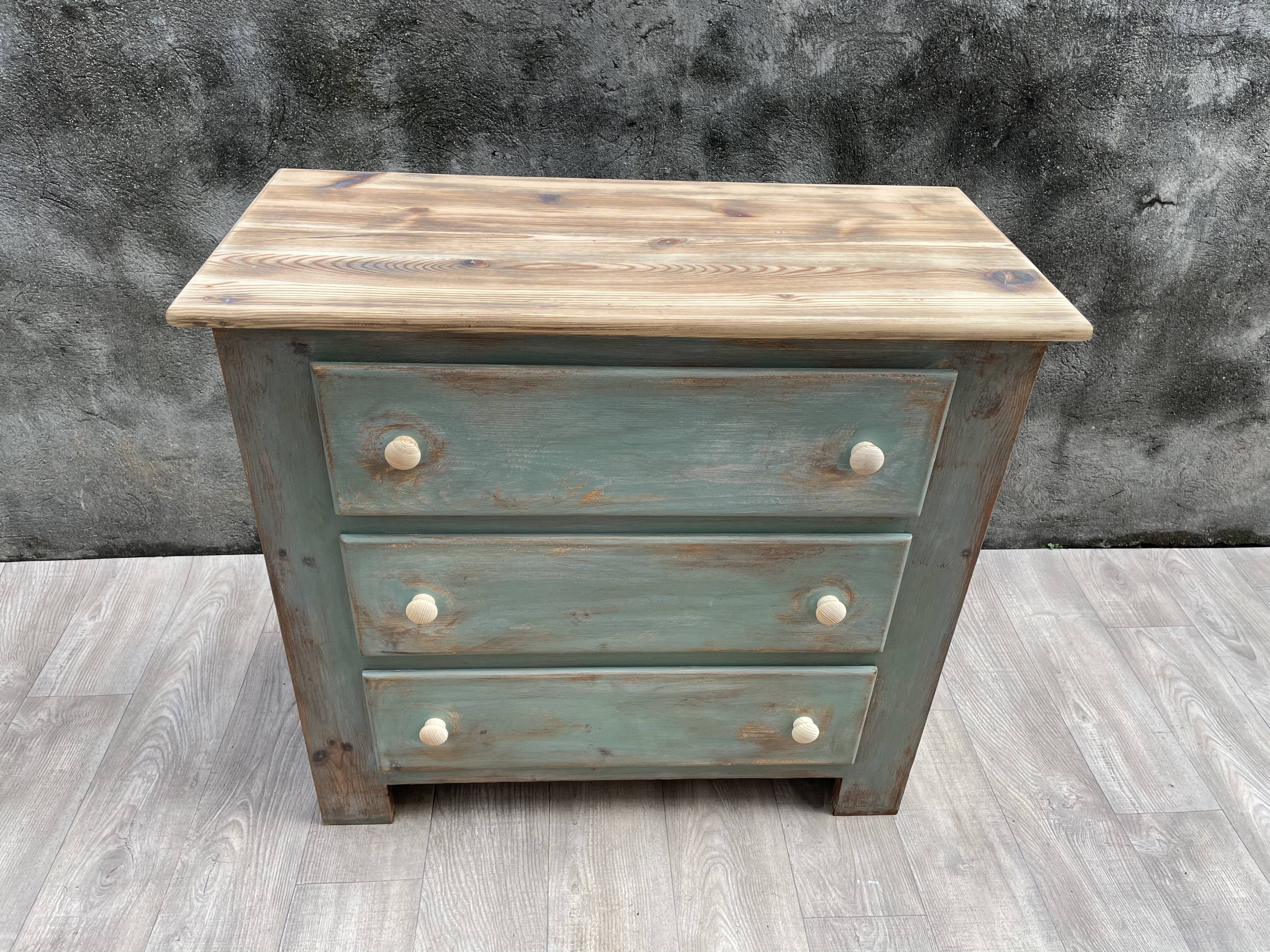 Commode en bois patinée