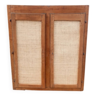 Armoire basse en bois brut et raphia tressé
