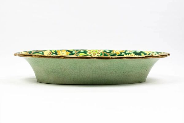 Coupe Longwy en émaux cloisonnés fond vert, décor floral polychrome et or