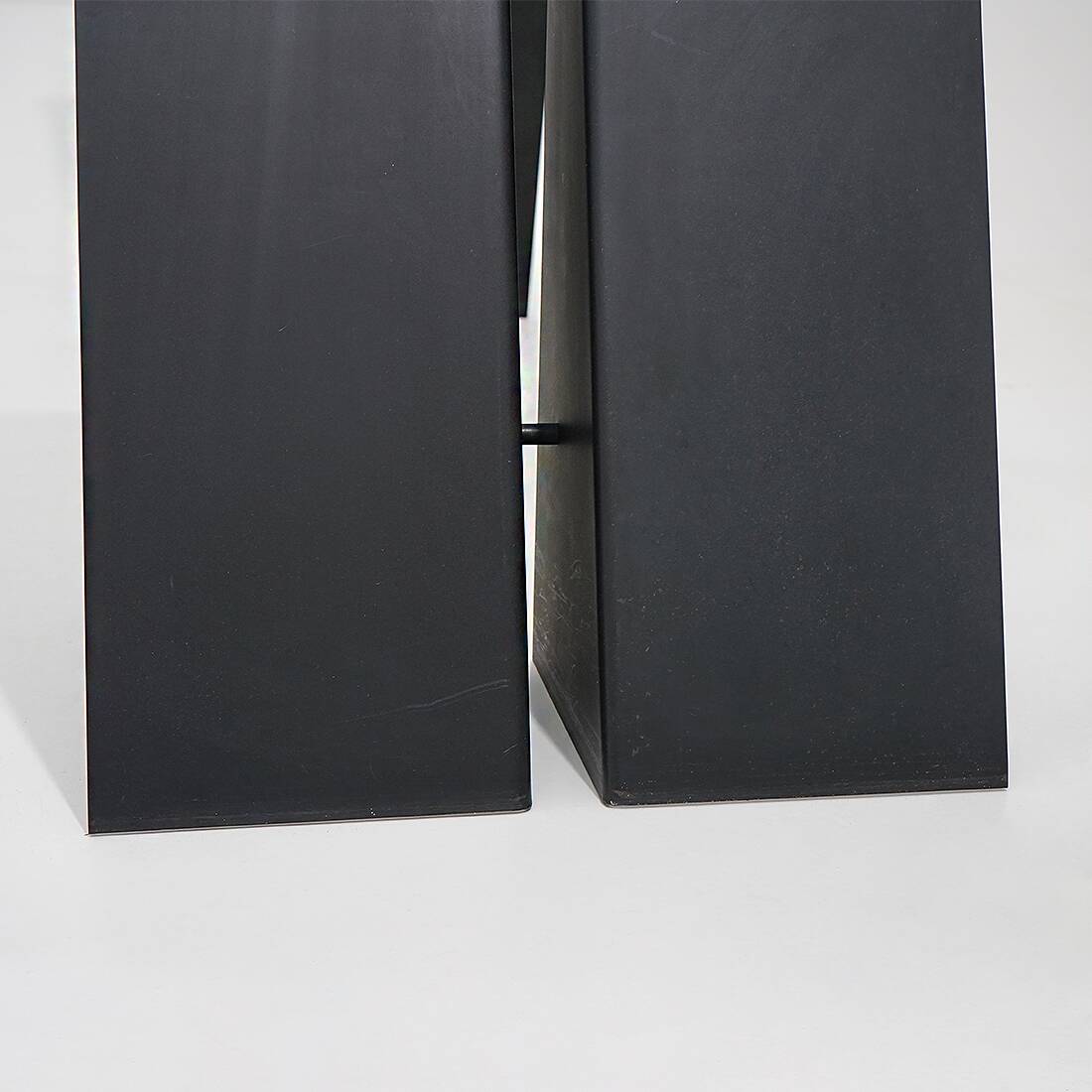 Table en verre et métal noir, années 1970