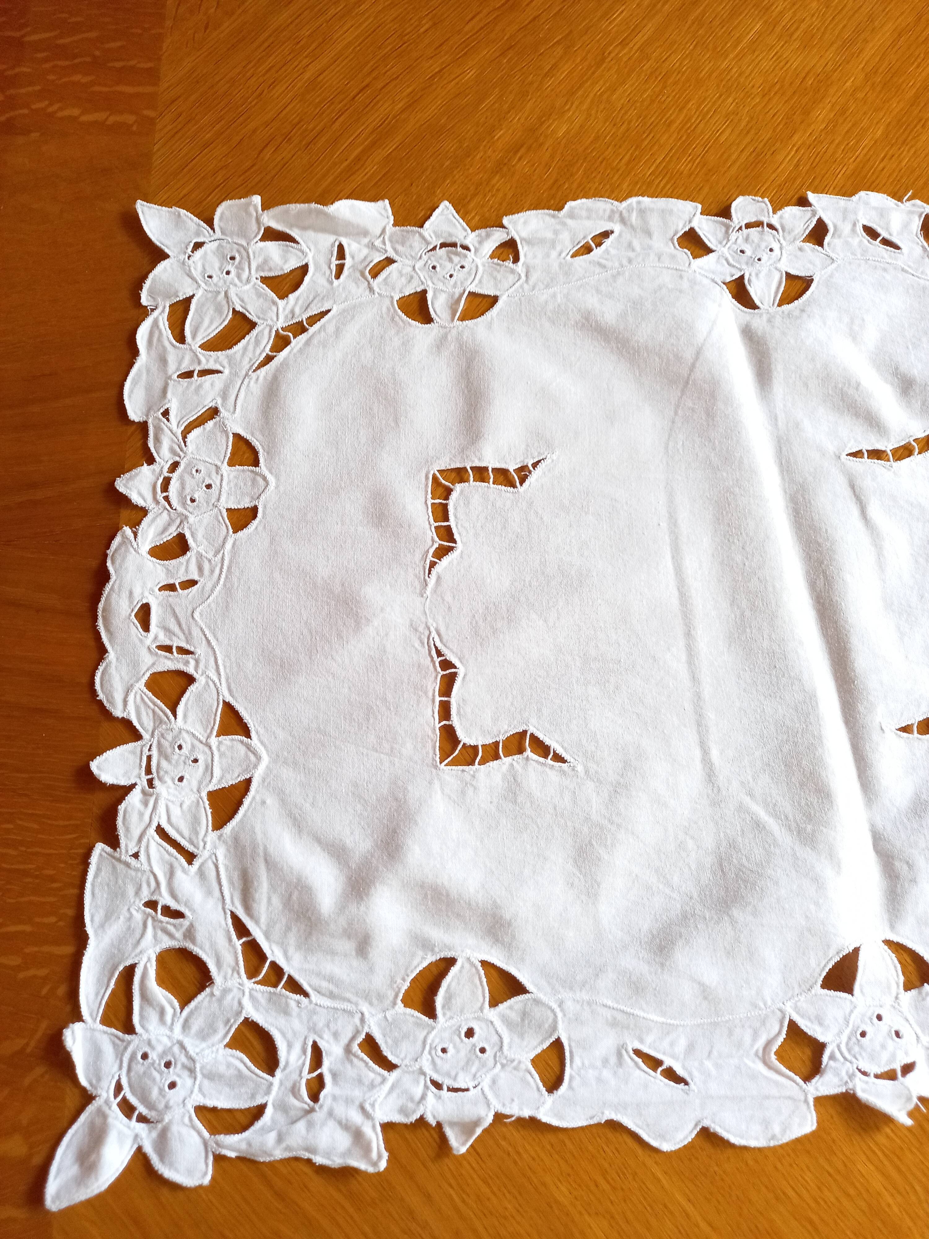 Nappe chemin de table brodé