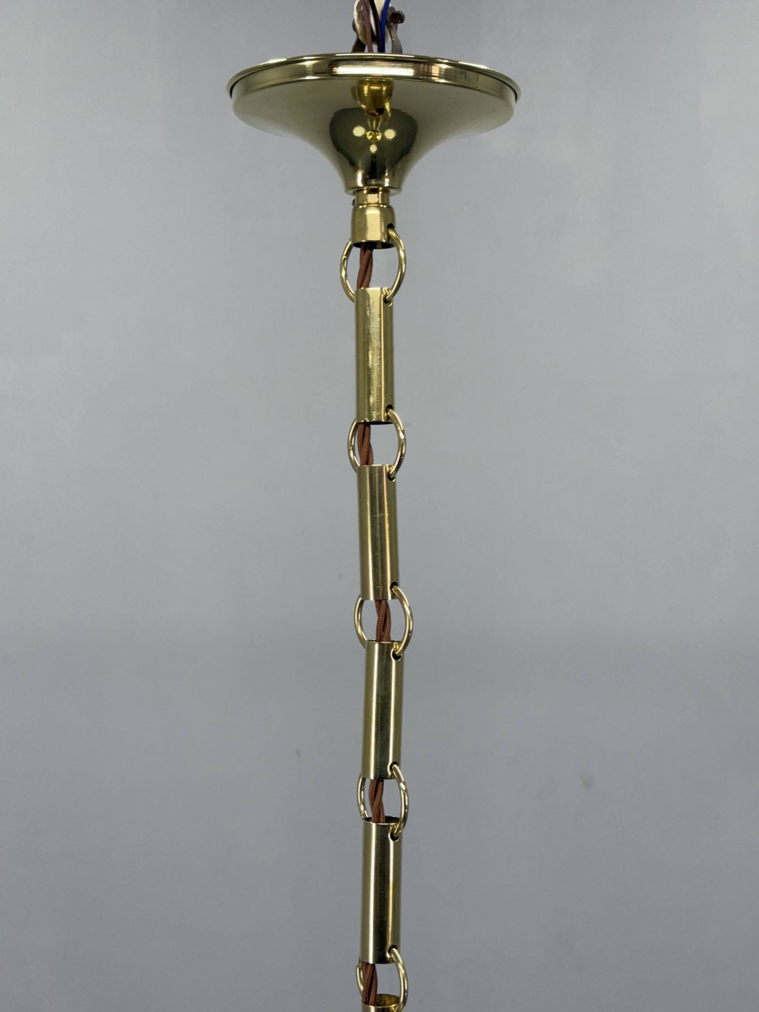 Chandelier en laiton et verre opalin Art Déco, années 1930