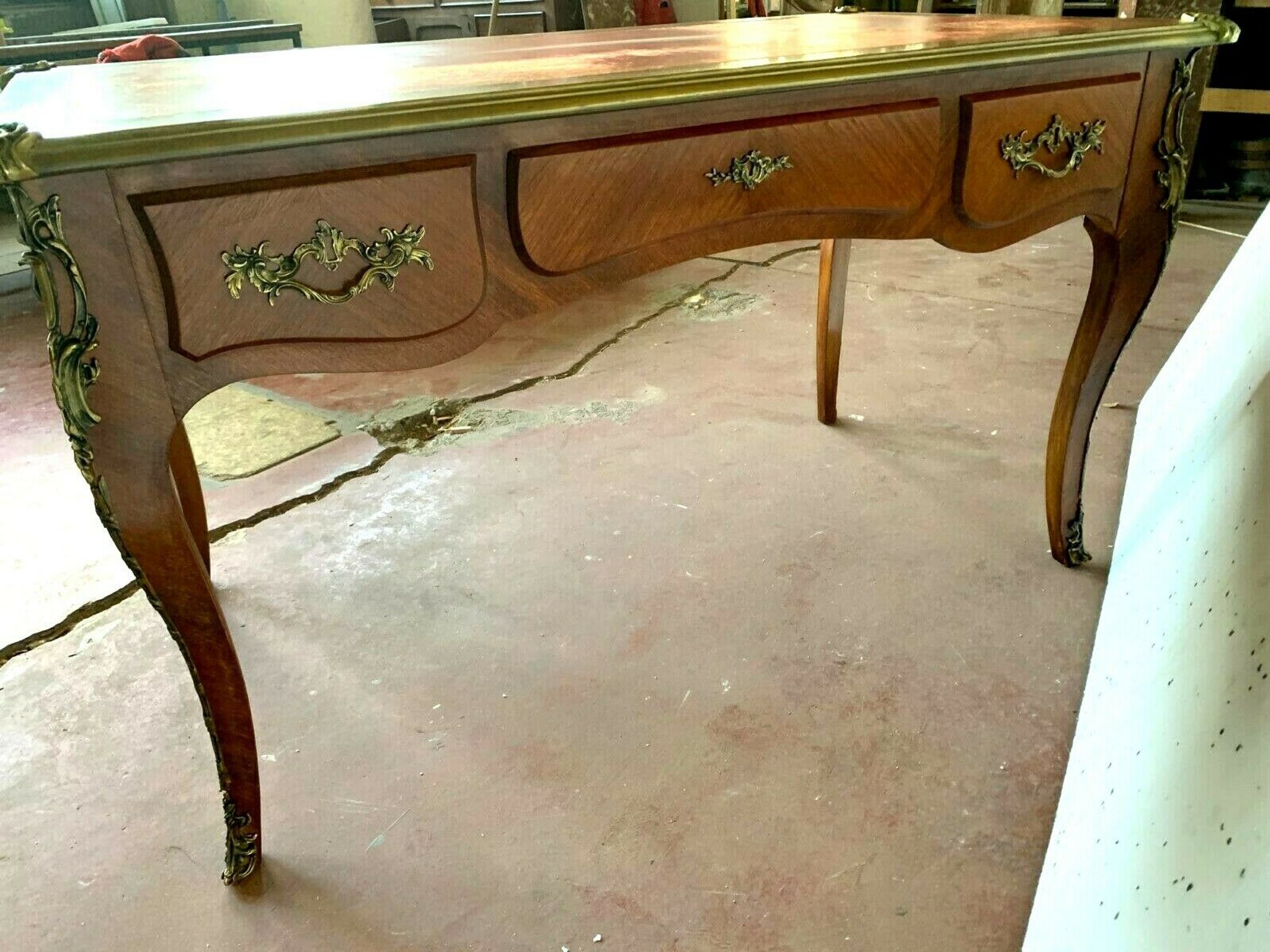 Bureau d'apparat de style Louis XV Dessus de cuir rouge XX siècle