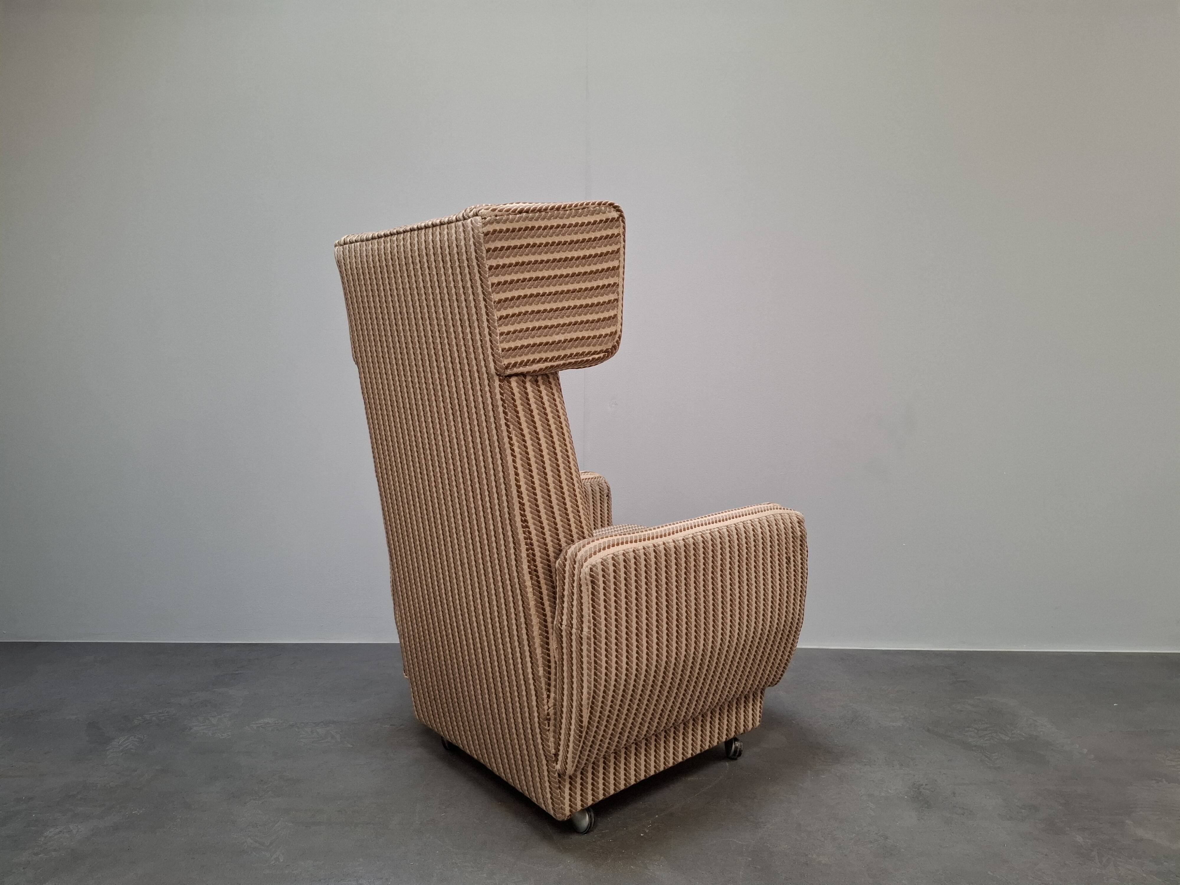Fauteuil à oreilles de style mid-century moderne