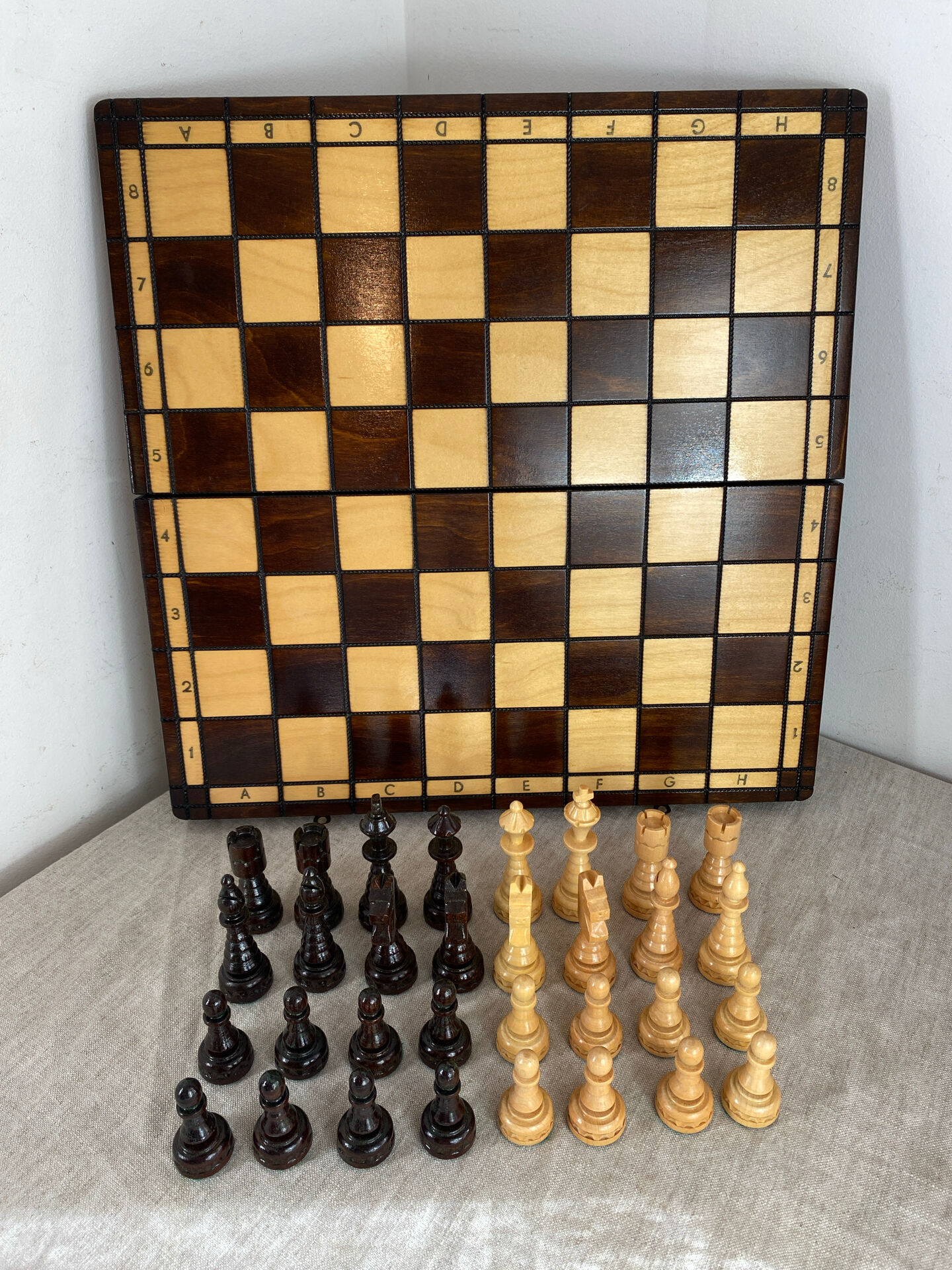 Jeu d’échec avec plateau et pièces en bois 