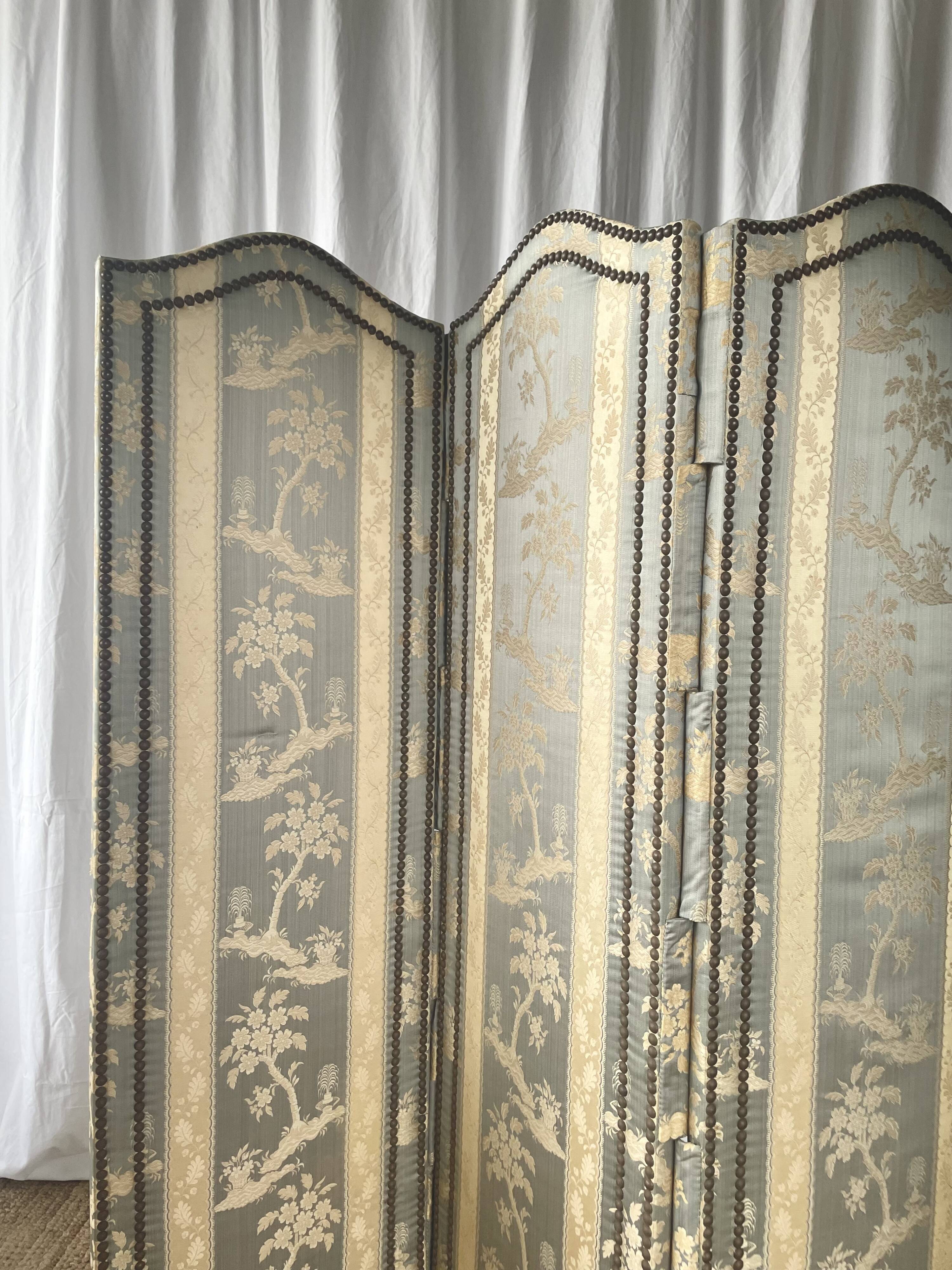 Antique Chinoiserie-style screen from the early 20th century in damask silk.