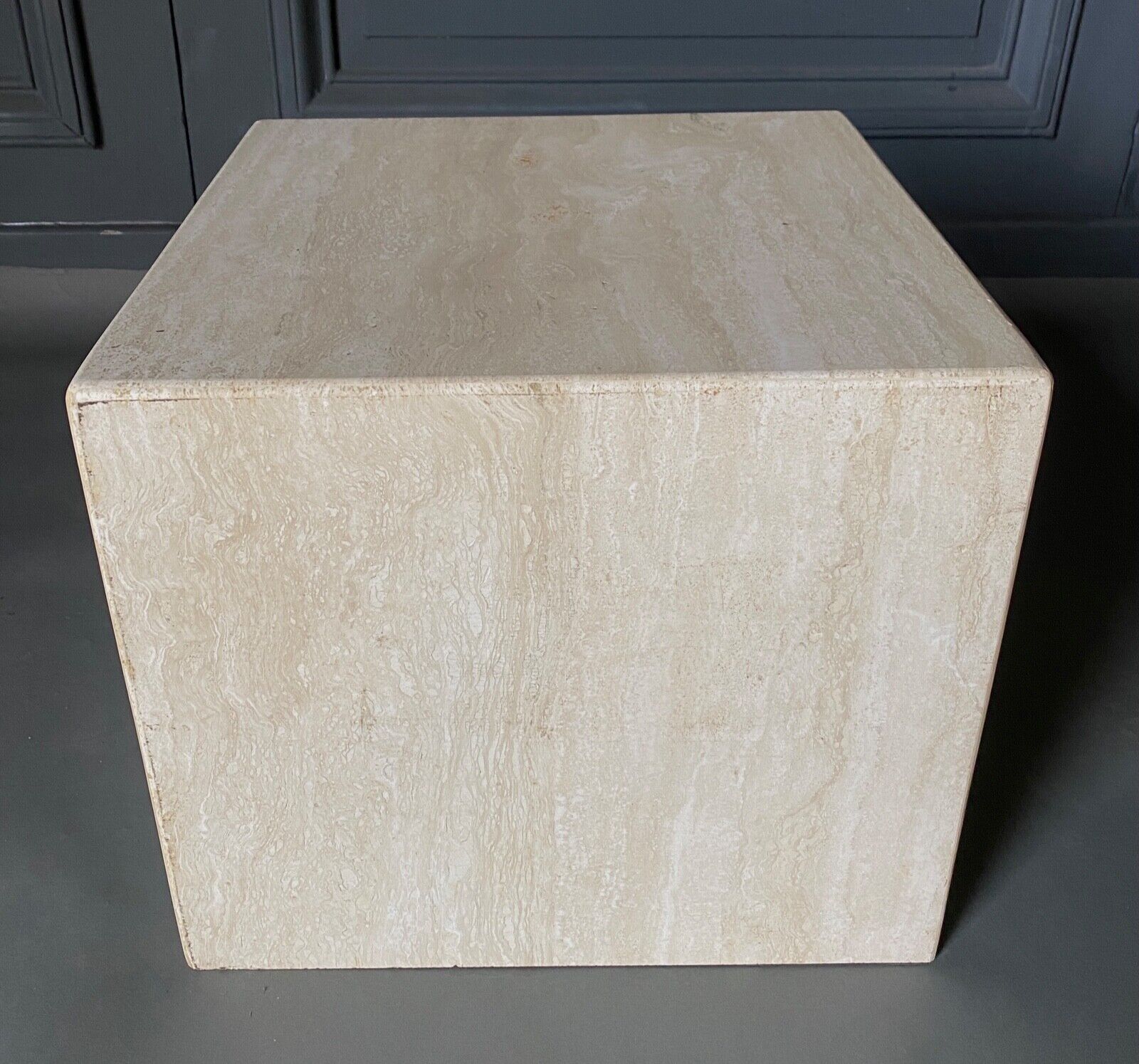 Cube en travertin table de chevet ou socle vers 1970-1980