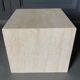 Cube en travertin table de chevet ou socle vers 1970-1980
