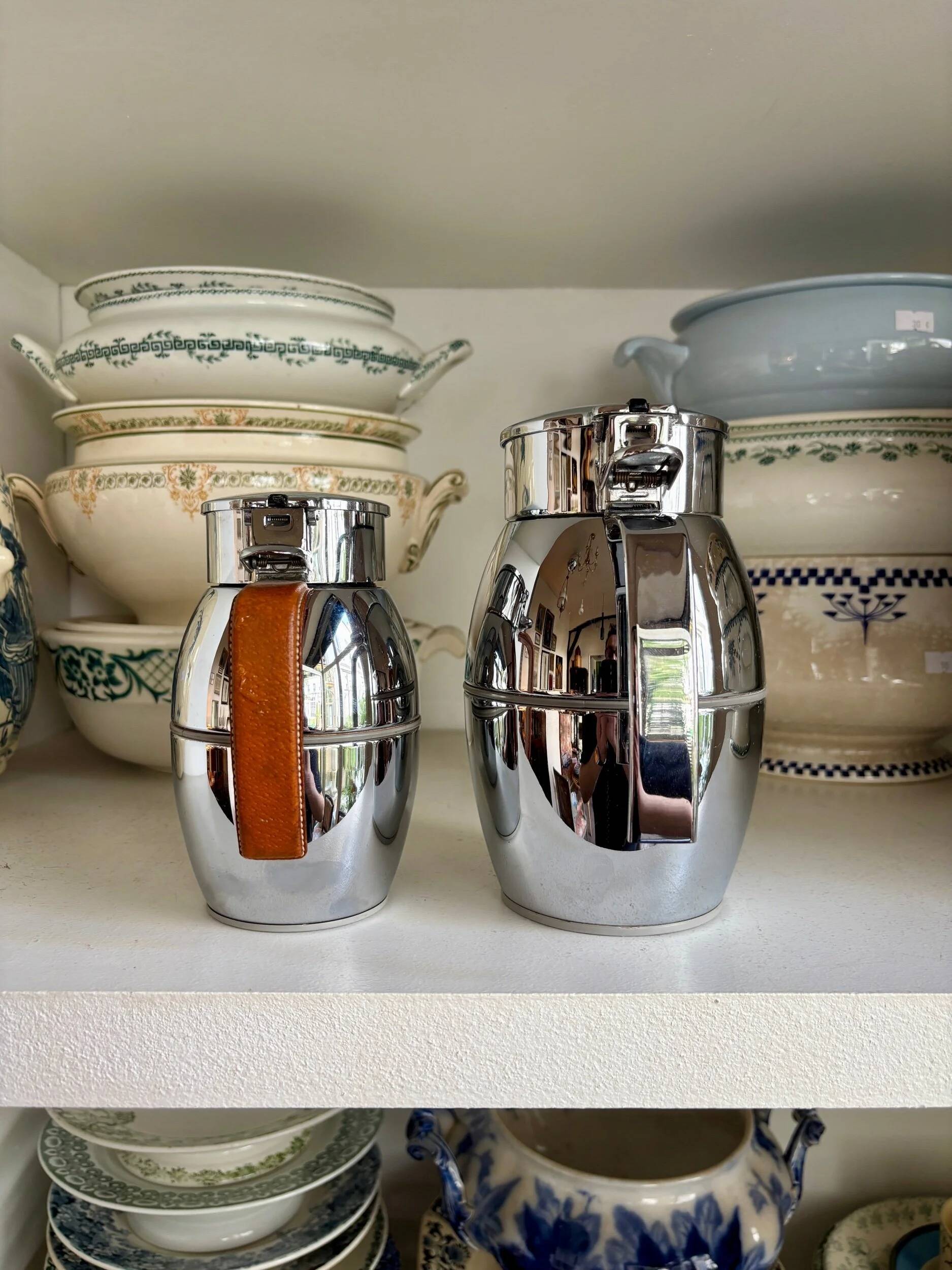 2 Hermès insulated jugs in chrome metal and covered leather.
