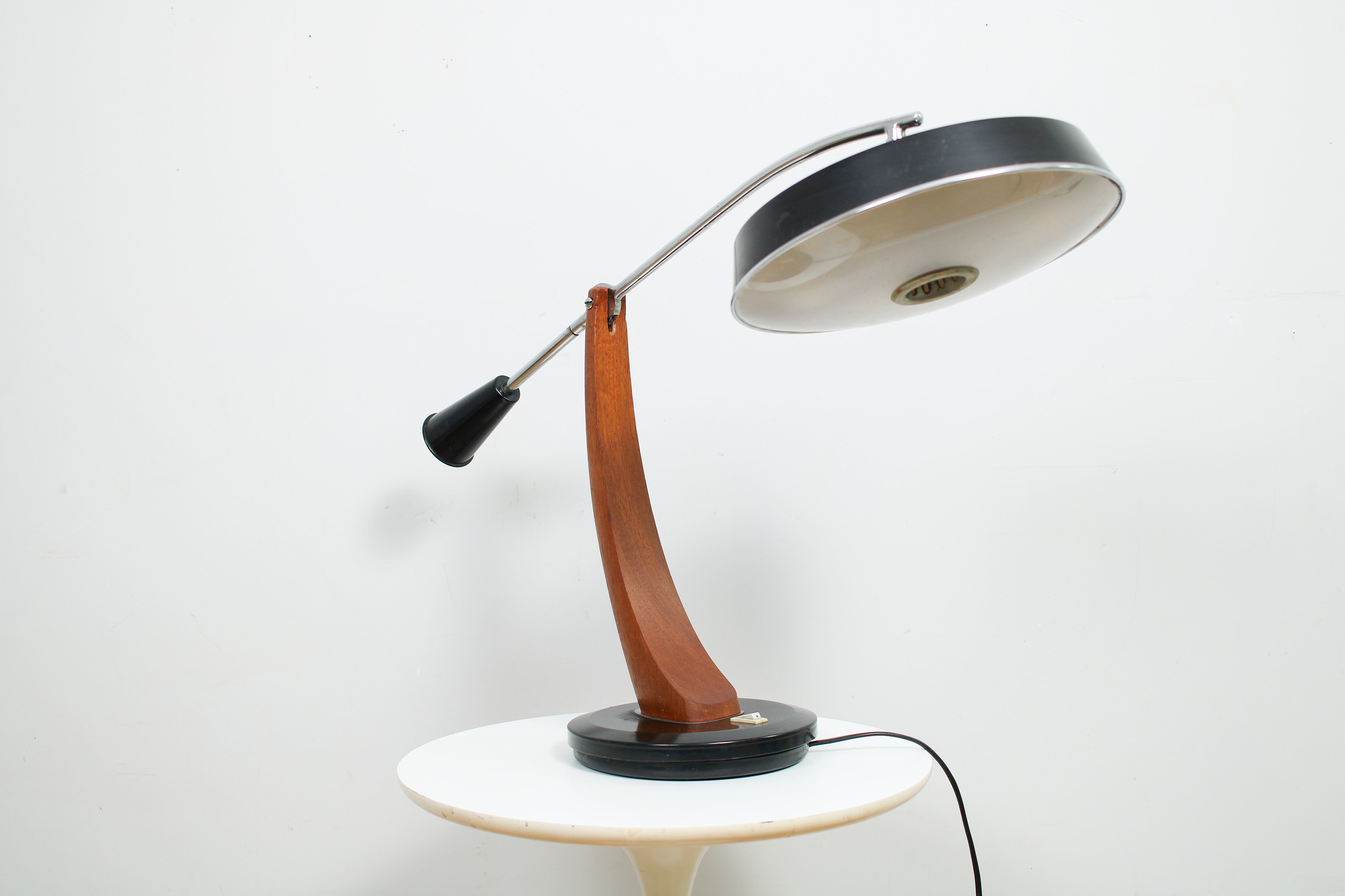 FASE President Pendulum in black with a walnut base