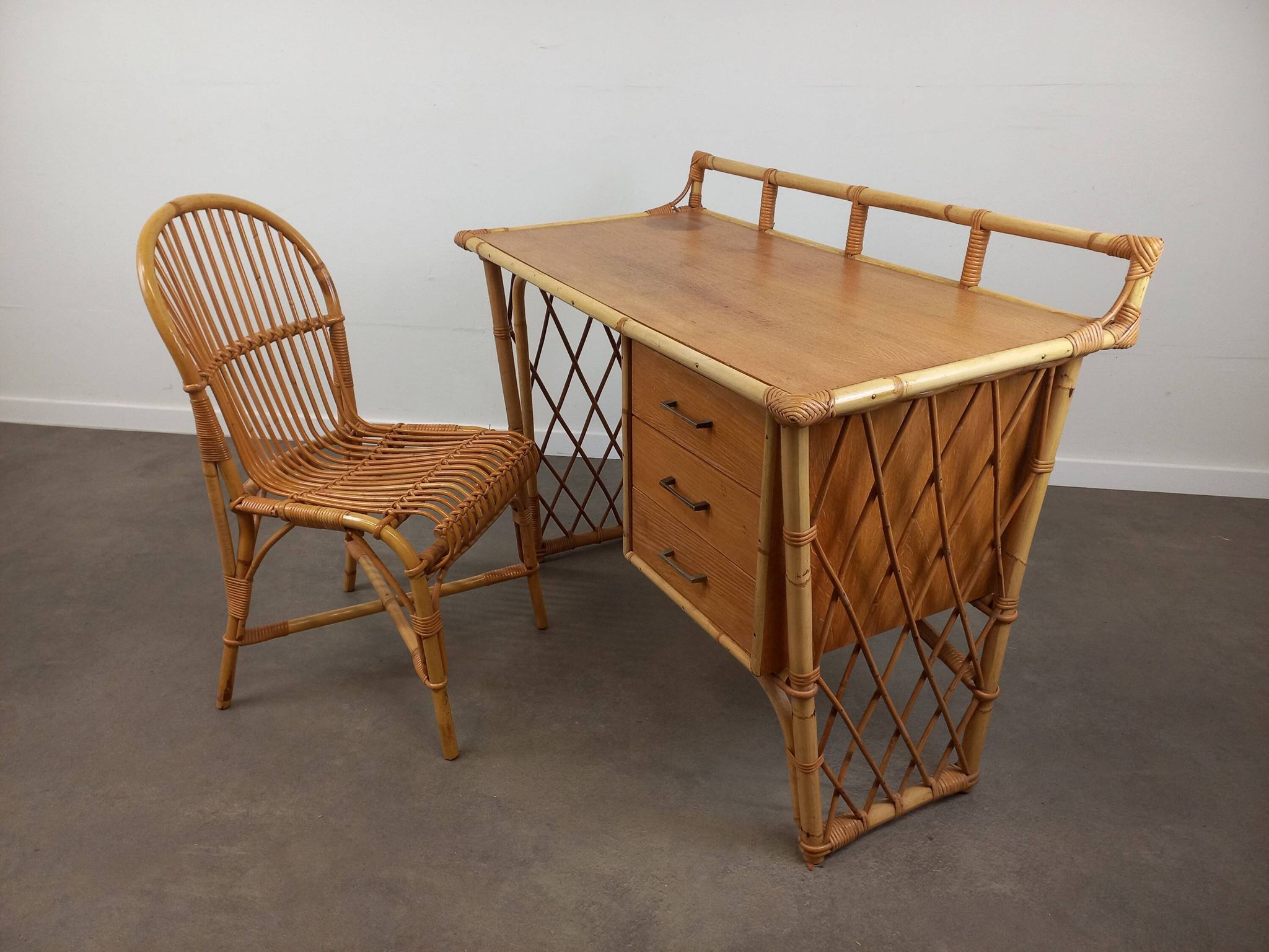 Bureau et sa chaise en rotin