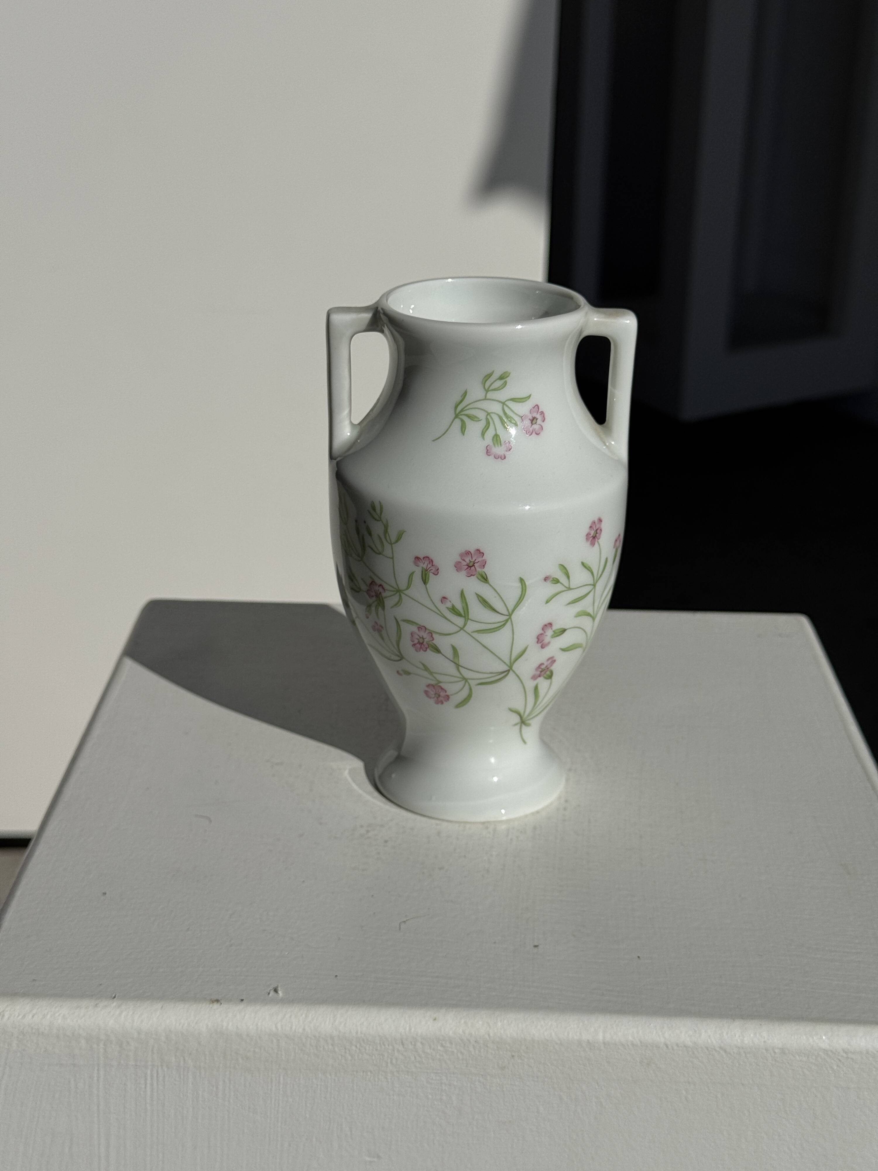 Small porcelain amphora from the Royal Lily of Limoges, limited edition, decorated.