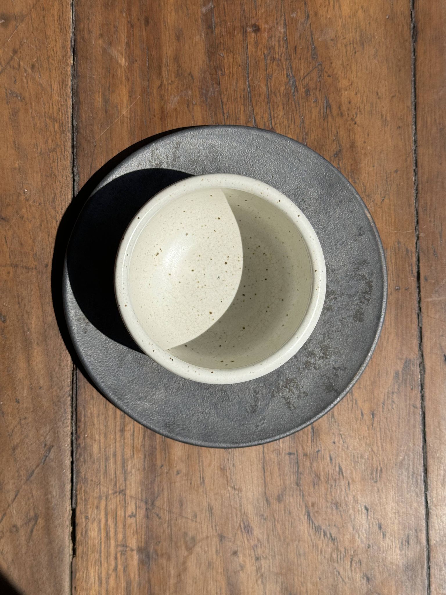 Tasse blanche en céramique indonésienne et soucoupe grise